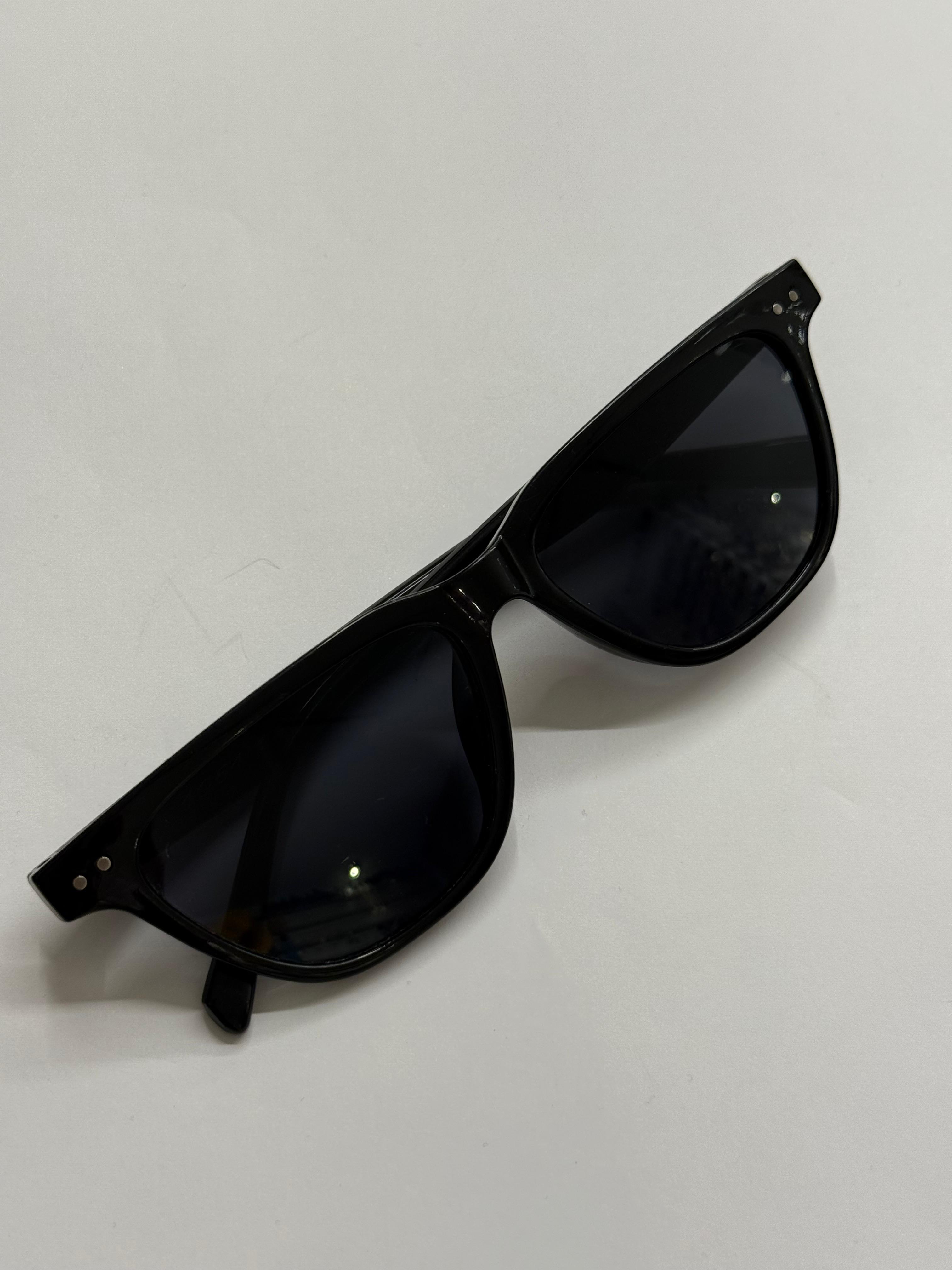 Siyah Çerçeveli Gözlük