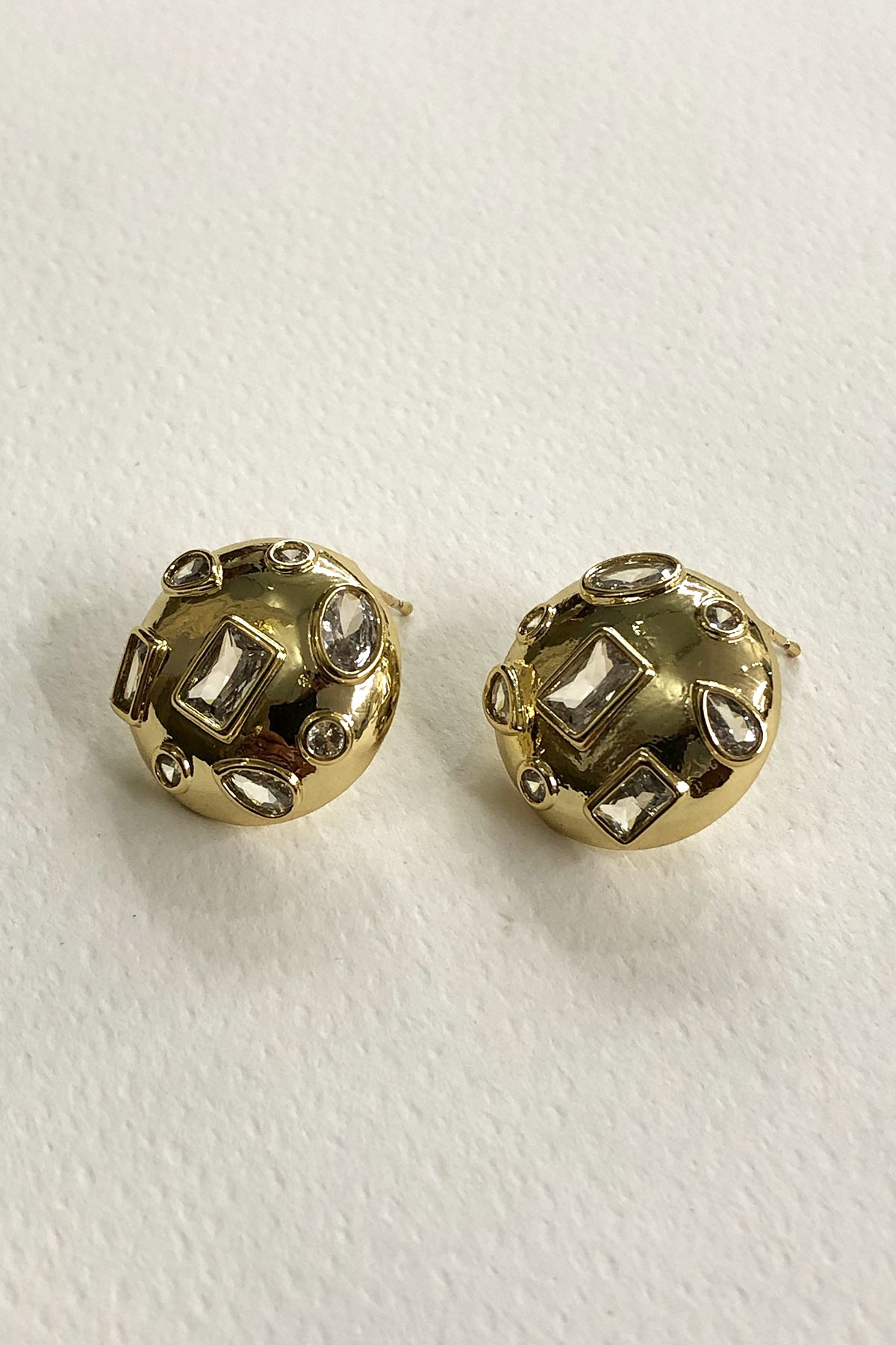 Yuvarlak Model Kare Taşlı Gold Detaylı Küpe