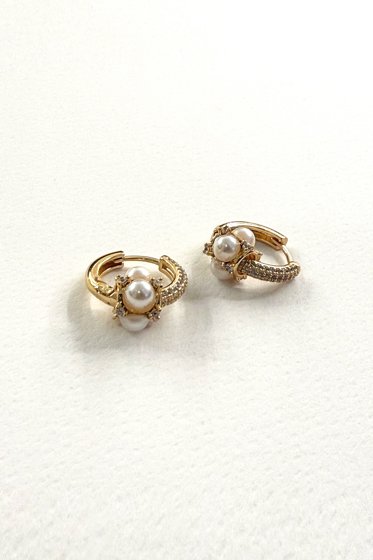 Halka İncili Model Gold Detaylı Zirkon Taş Küpe