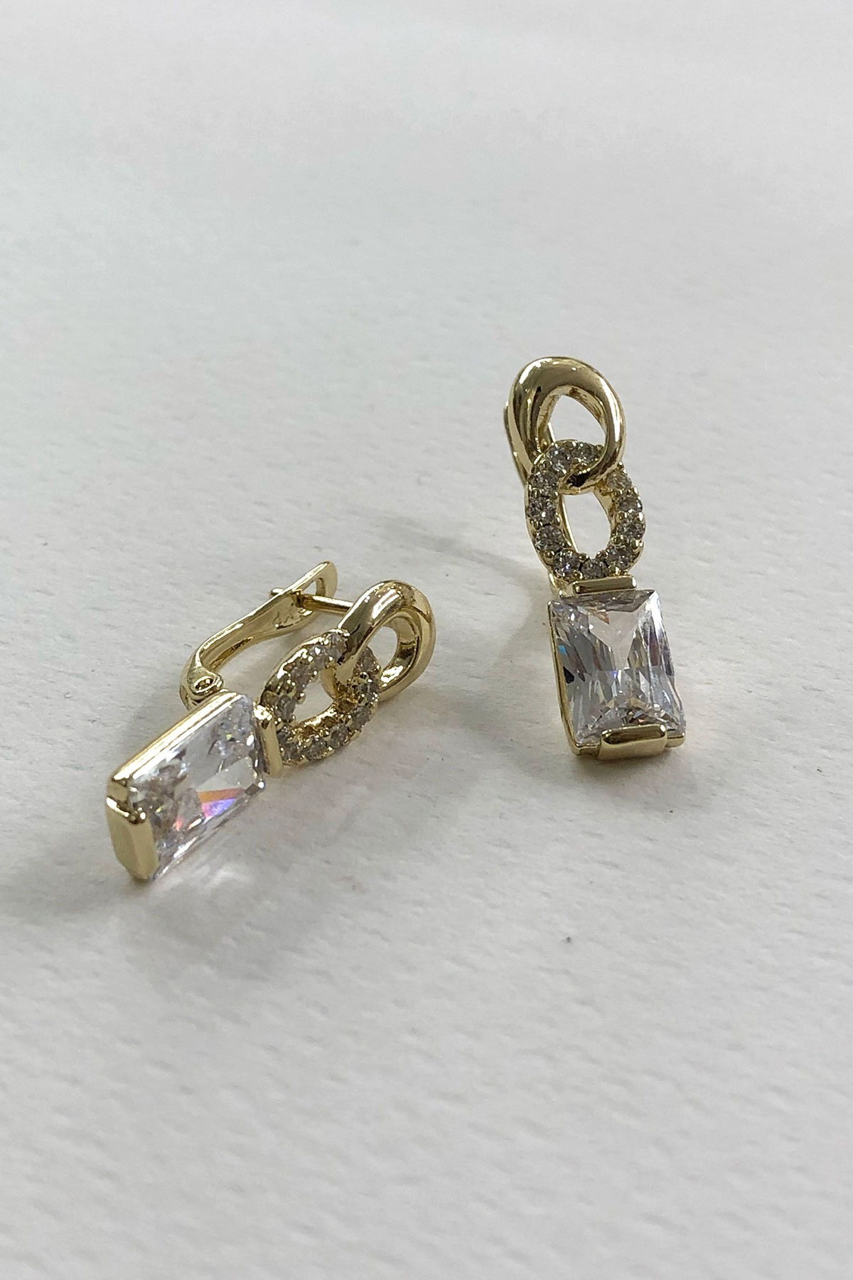 Kare Taşlı Model Gold Detaylı Küpe