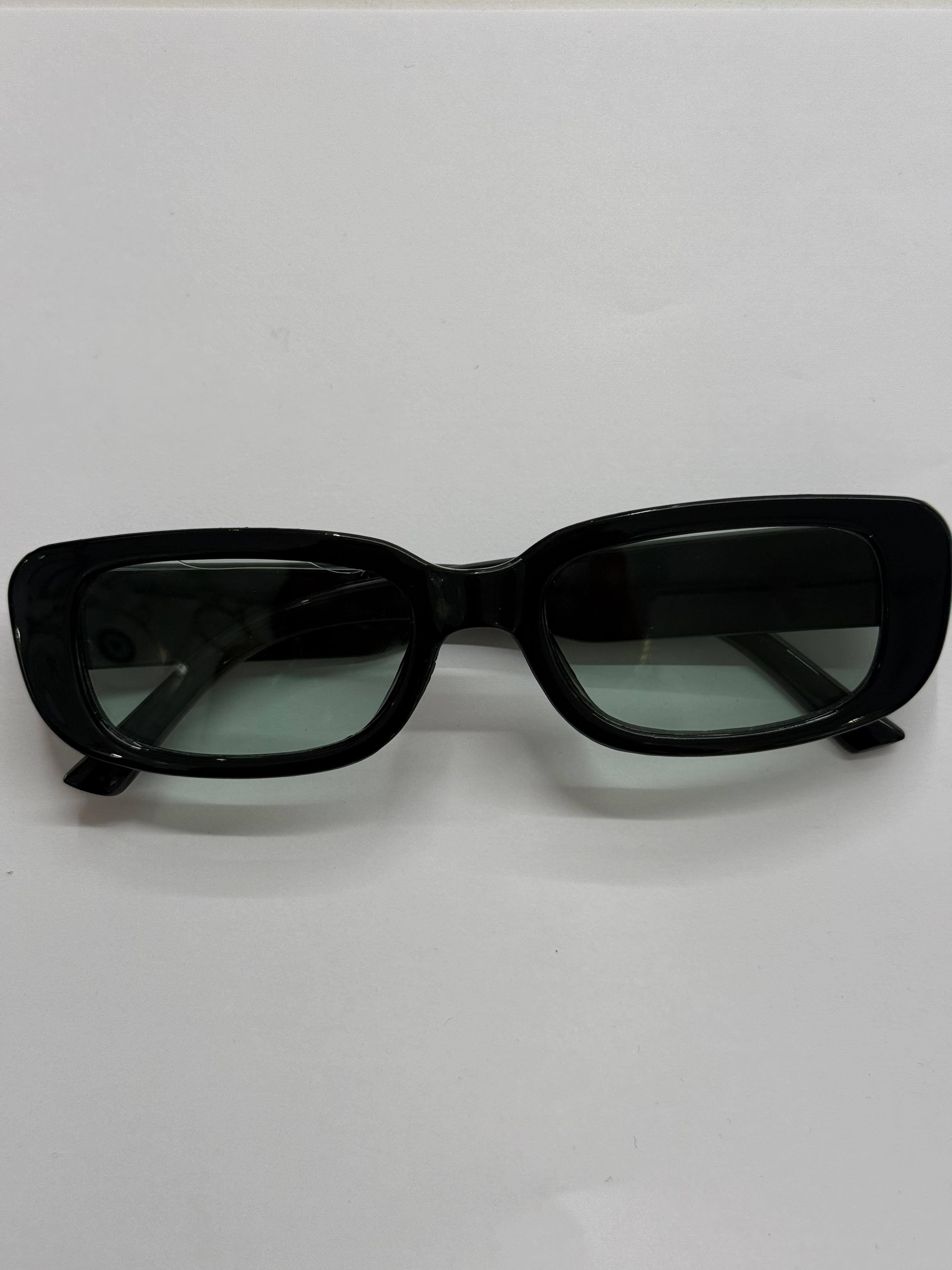 Şeffaf Camlı Siyah Çerçeveli Gözlük