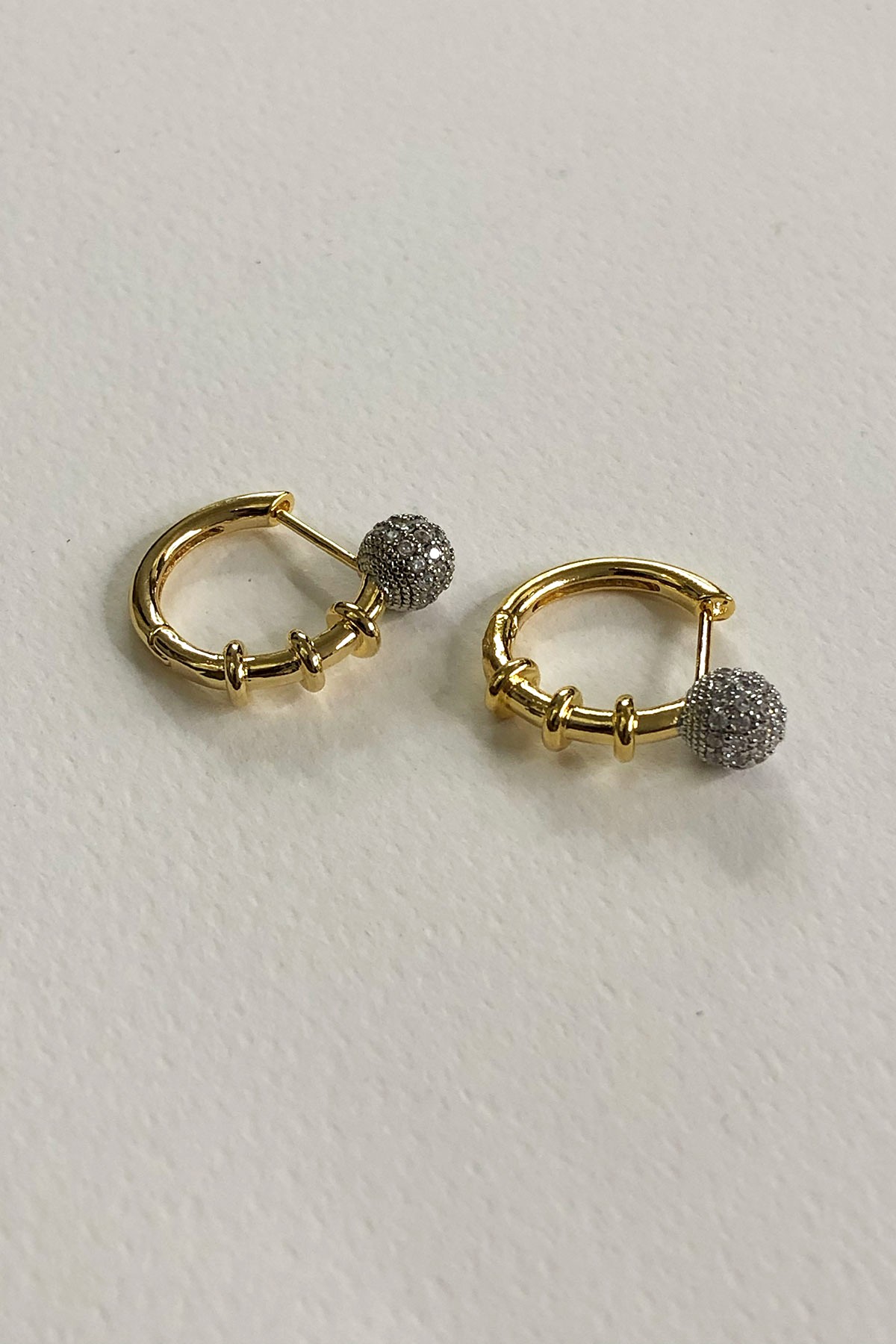Beyaz Taşlı Gold Detaylı Mini Halka Küpe