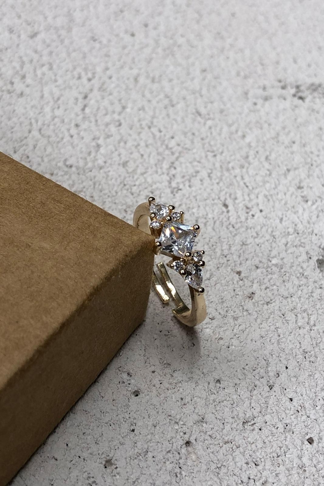 Üçlü Zirkon Taş Model Gold Yüzük