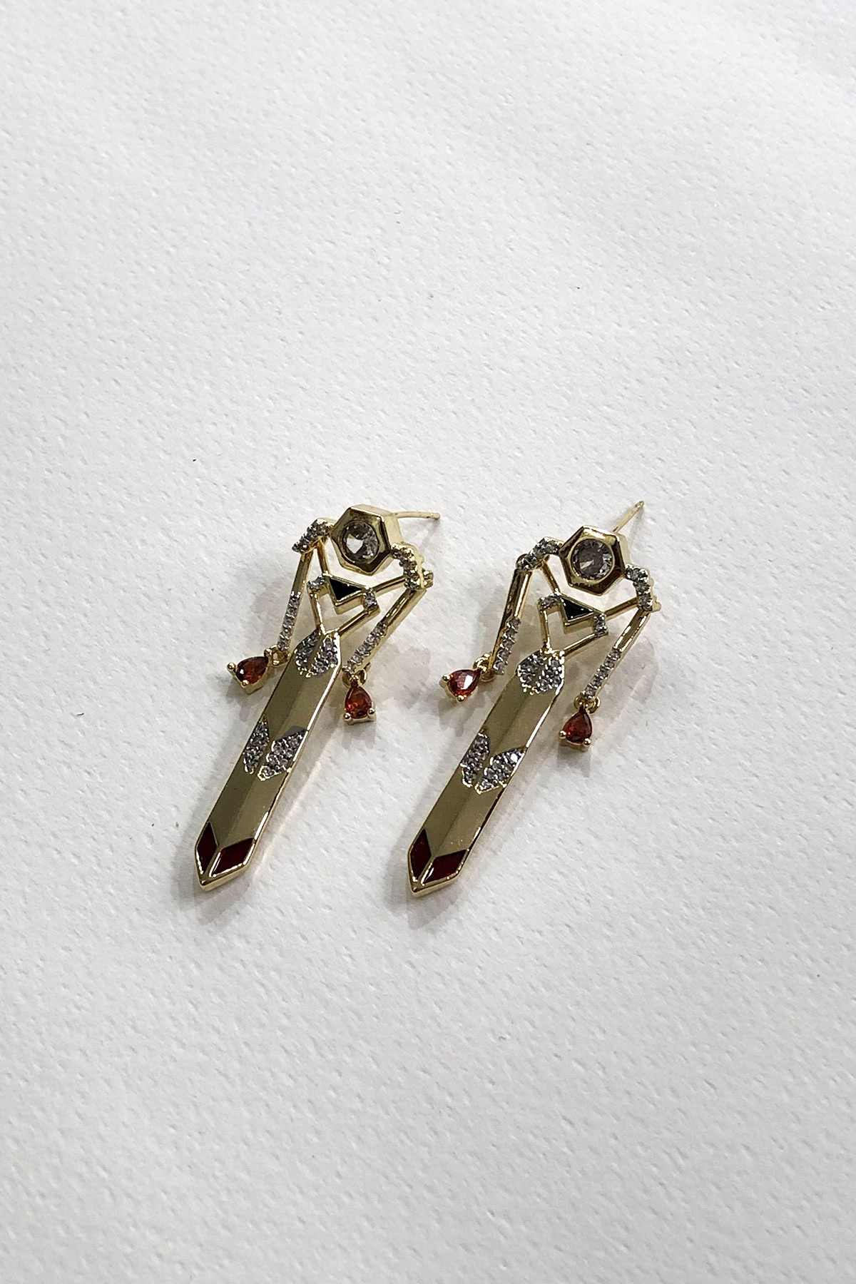 Kahve Taşlı Gold Detaylı Küpe