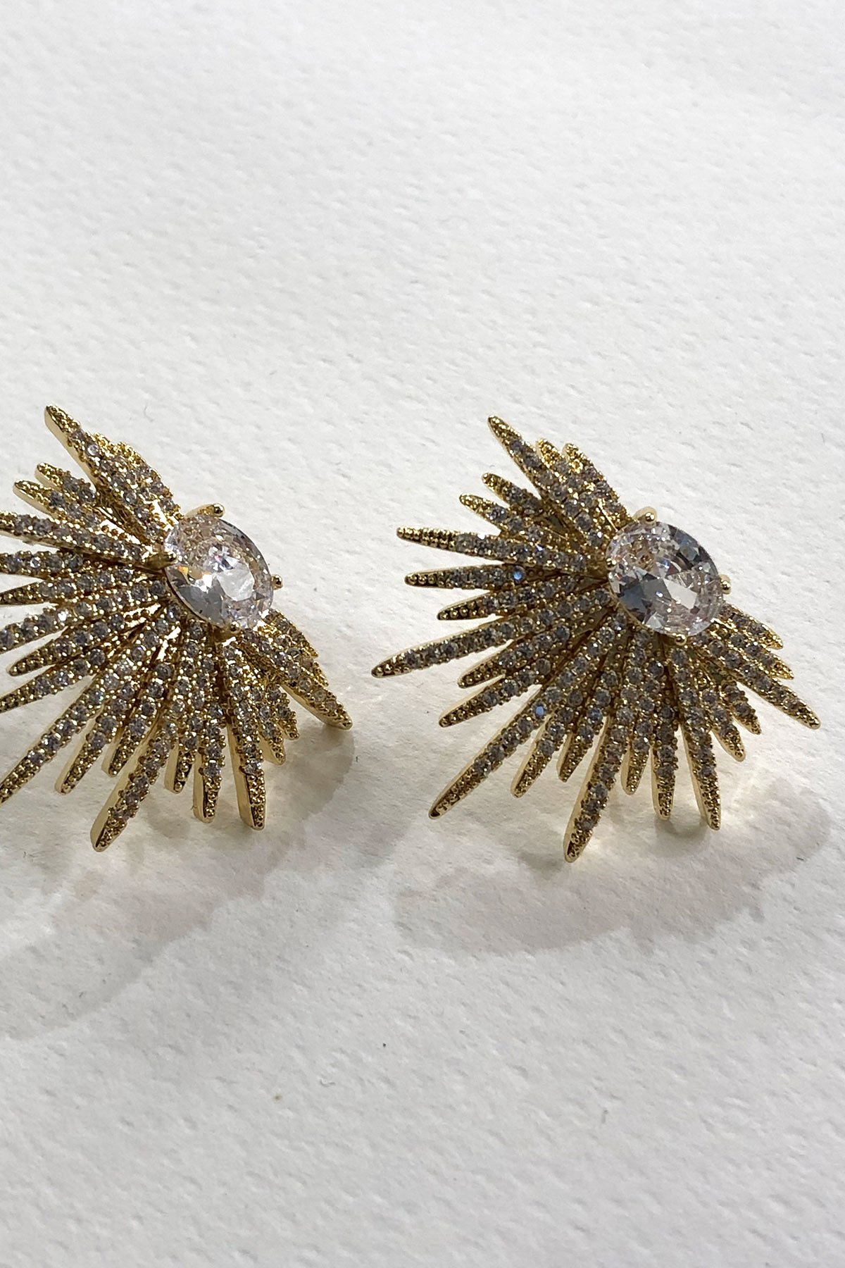 Taşlı Güneş Model Gold Küpe