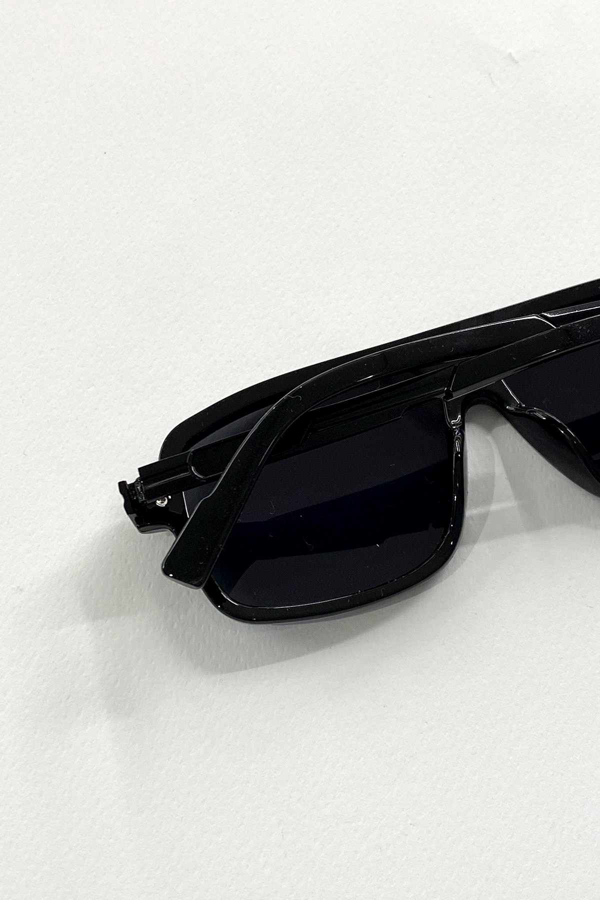 Siyah Model Detaylı Siyah Cam Gözlük