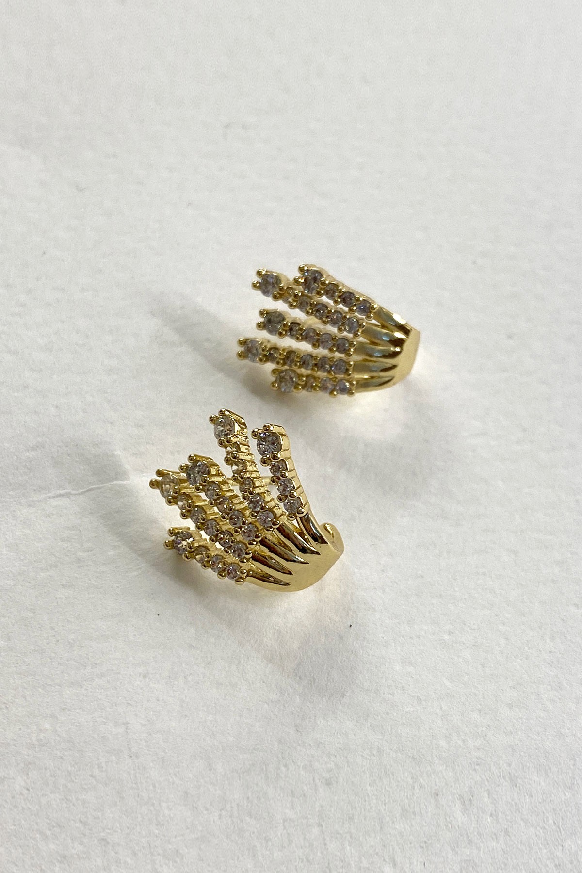 Sıralı Model Zirkon Taş Detaylı Gold Küpe