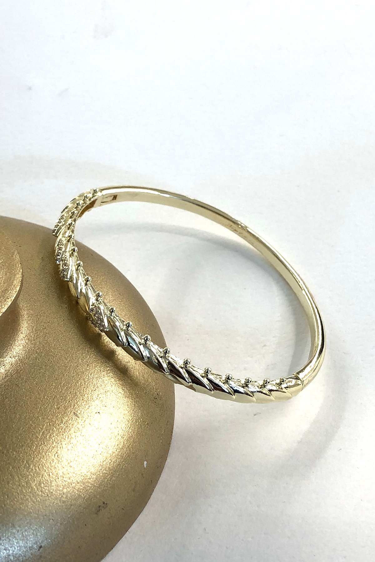 Taşlı Burgu Model Gold Detaylı Xp Kaplama Kelepçe Bileklik