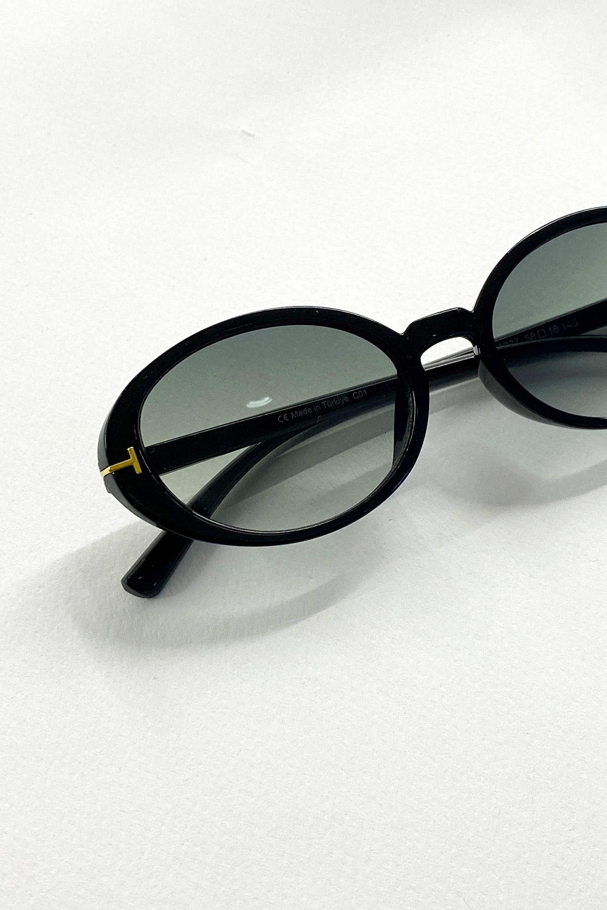 Siyah Minimal Gold Detaylı Siyah Cam Oval Gözlük