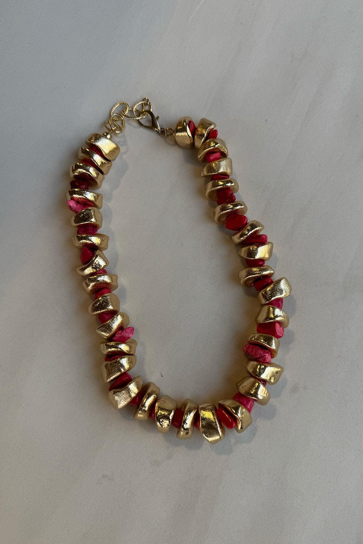Kırmızı Taşlı Gold Detaylı Kolye