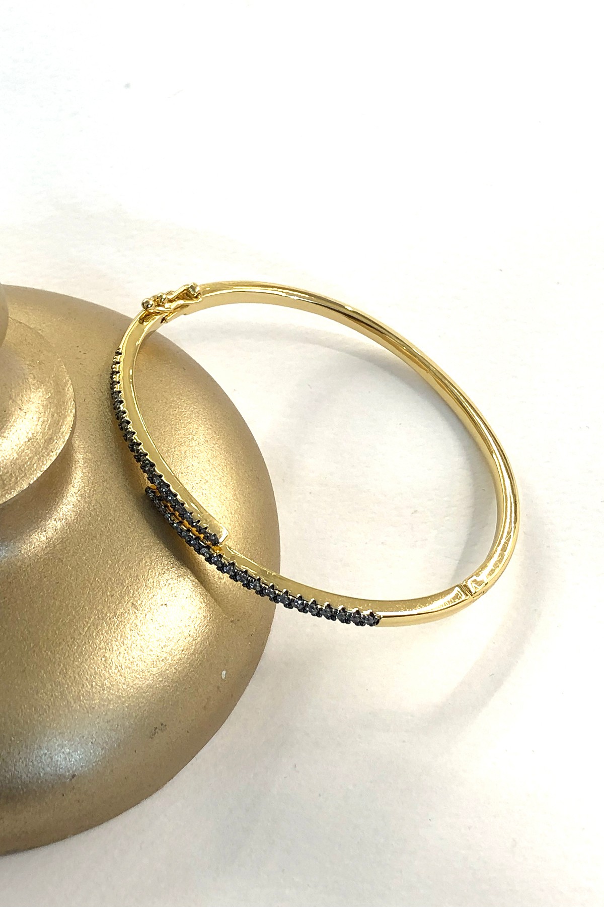 Siyah Taşlı Model Gold Detaylı Xp Kaplama Kelepçe Bileklik