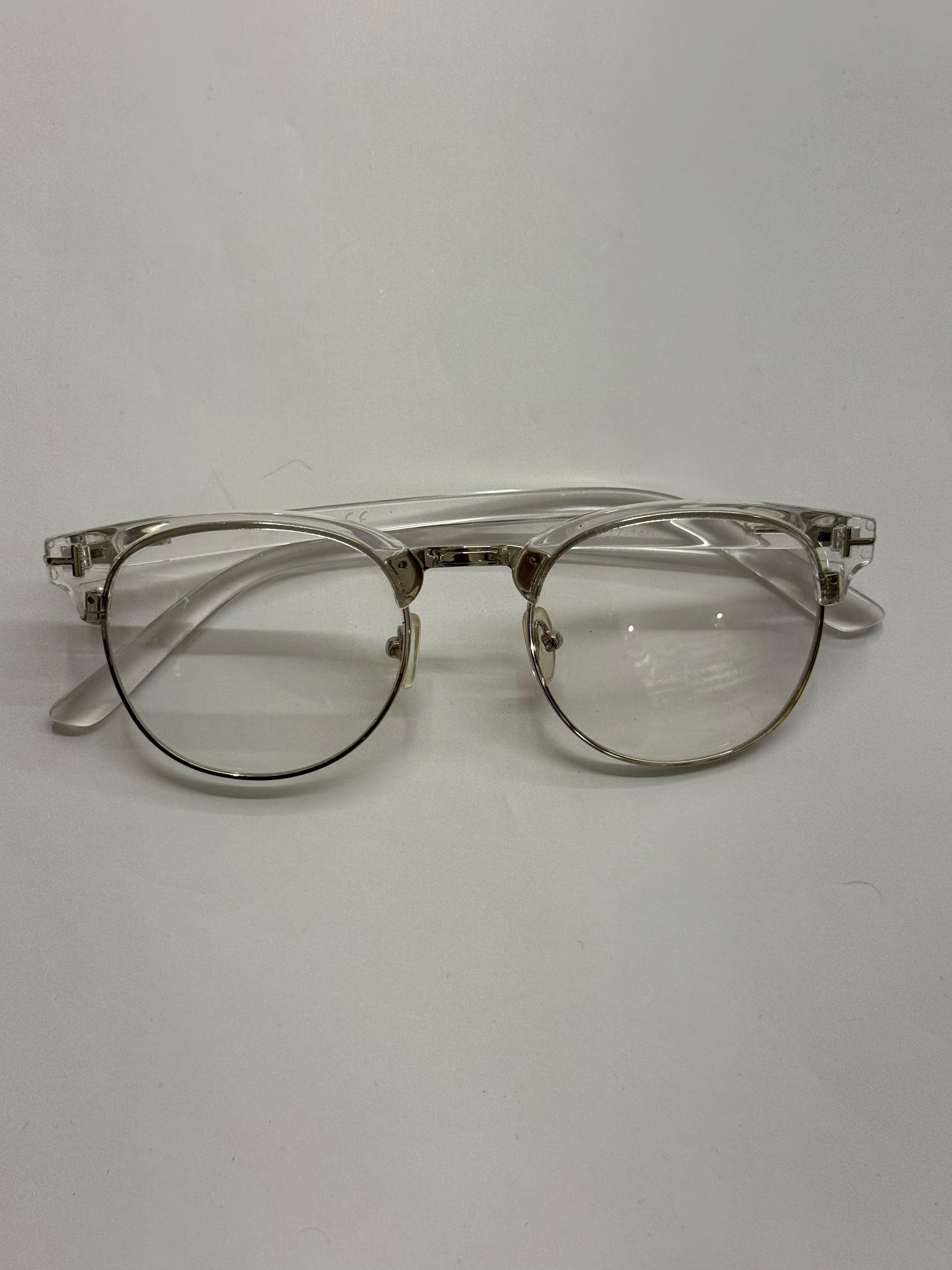 Şeffaf Cam Ve Çerçeveli Gözlük