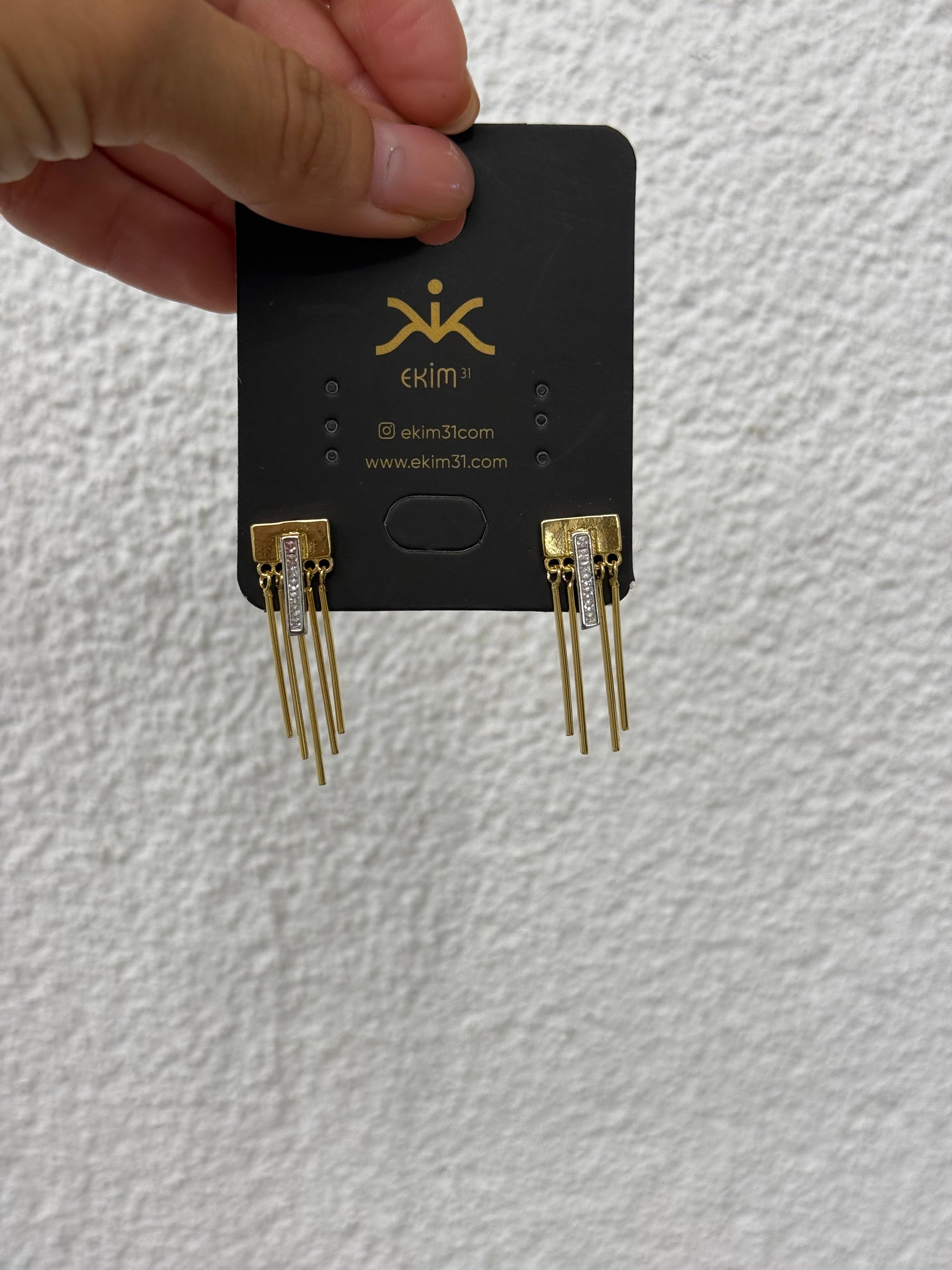 Gold Taş Detaylı Sallantılı Küpe