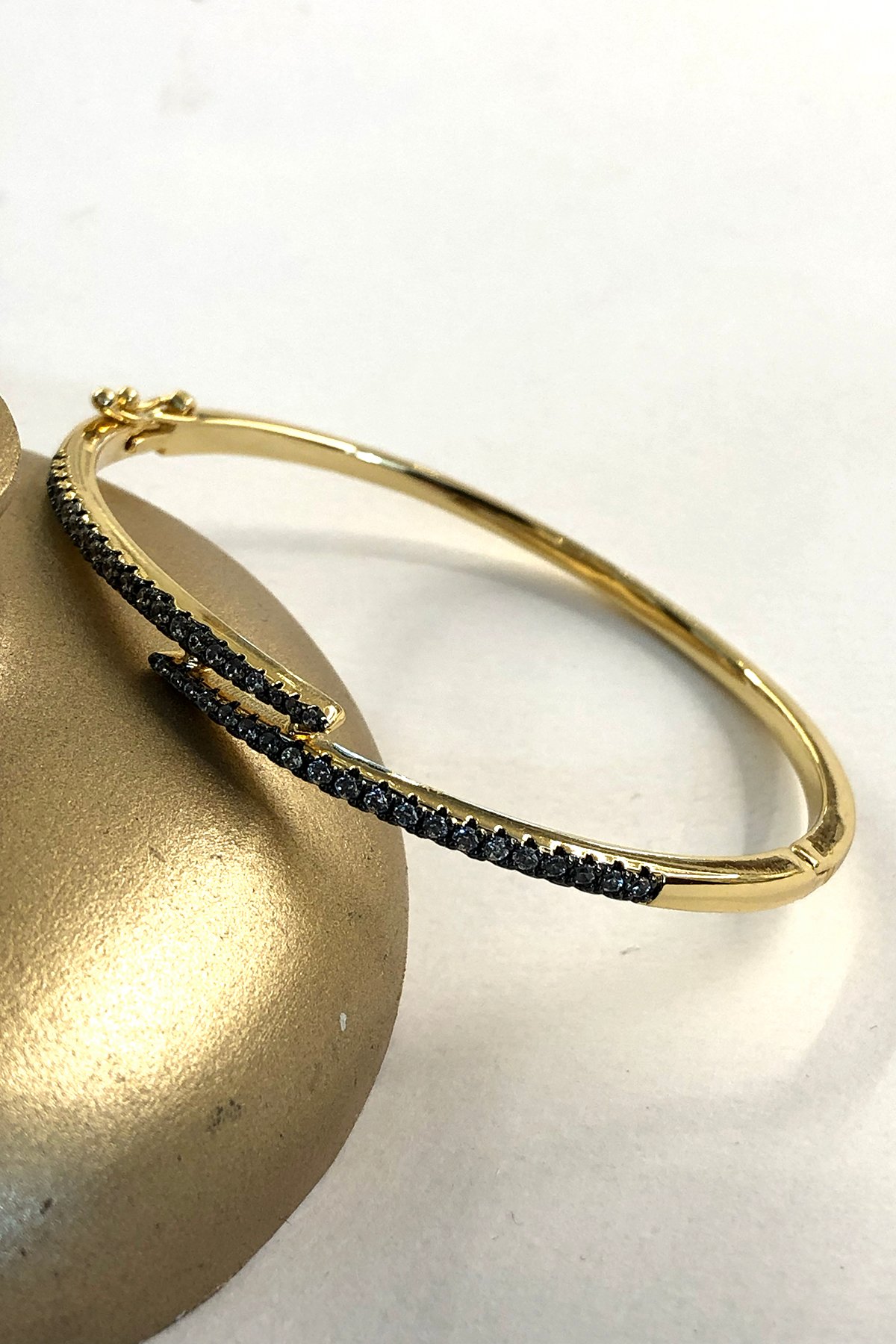 Siyah Taşlı Model Gold Detaylı Xp Kaplama Kelepçe Bileklik