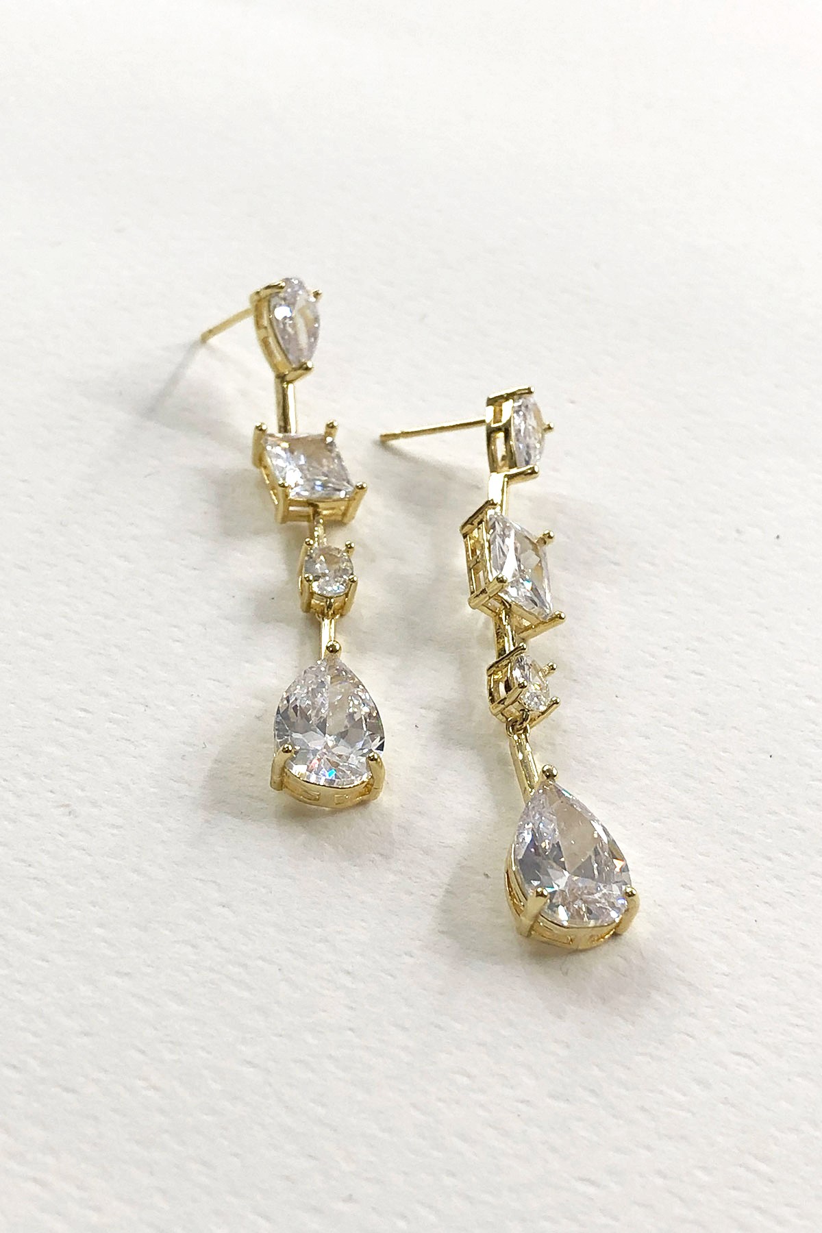 Kare Damla Model Gold Detaylı Küpe