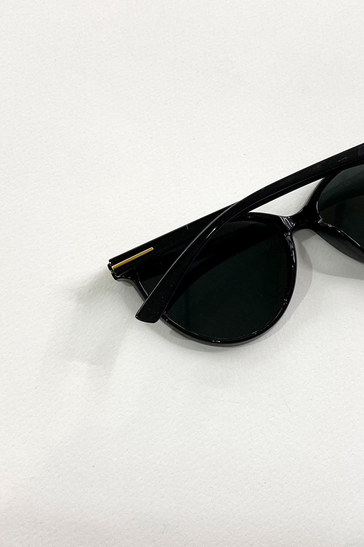 Siyah Model Siyah Cam Minimal Gold Detaylı Gözlük