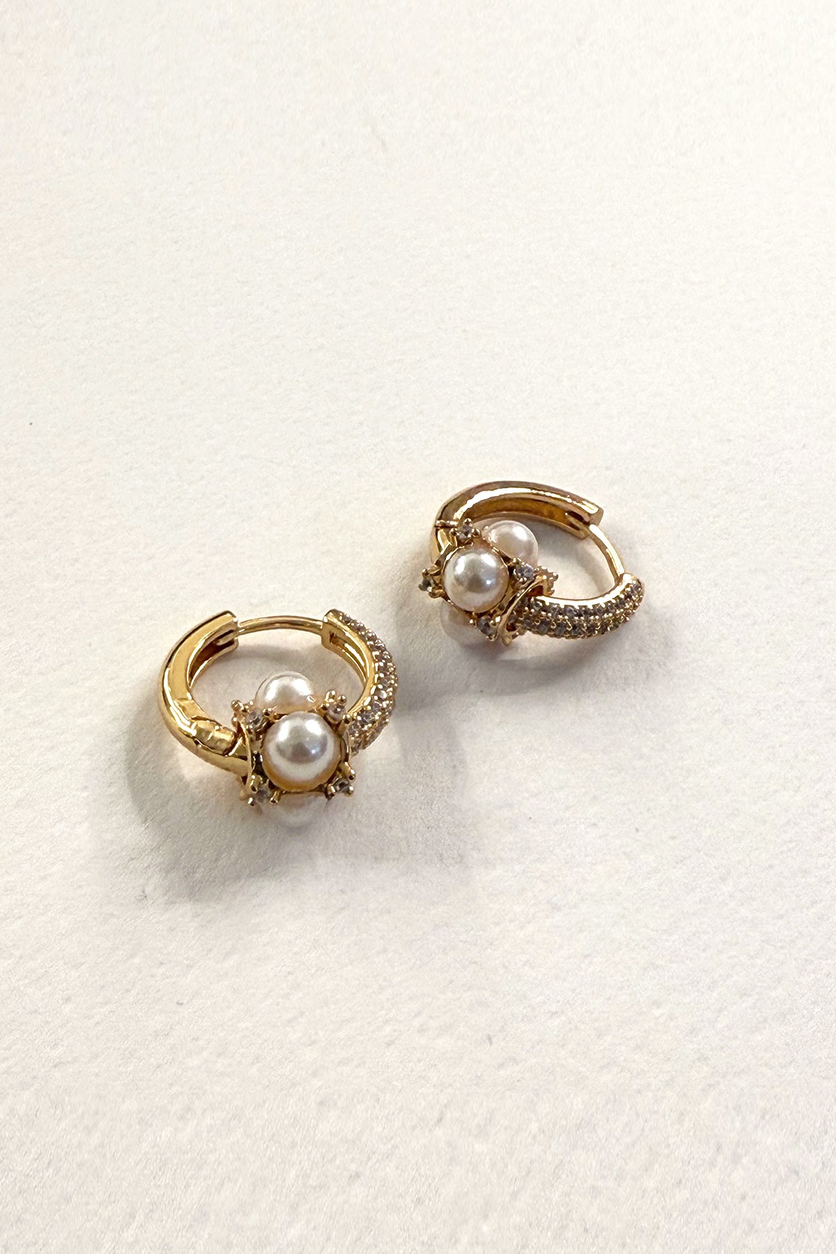 Halka İncili Model Gold Detaylı Zirkon Taş Küpe