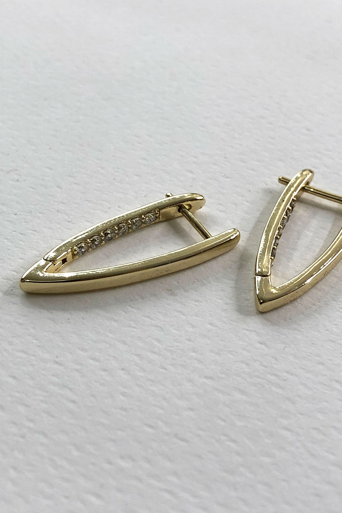Üçgen Model İnce Taşlı Gold Detaylı Küpe