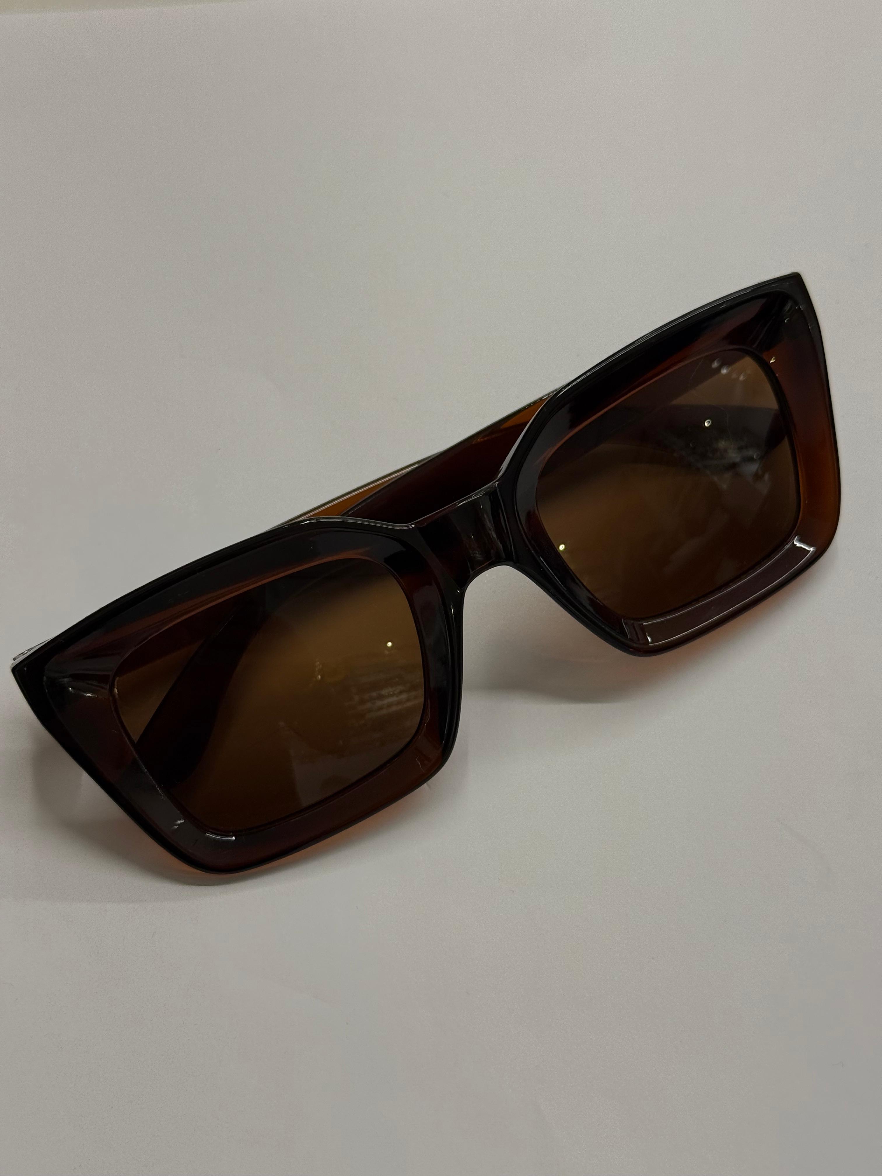 Kalın Çerçeveli Kahve Renkli Gözlük