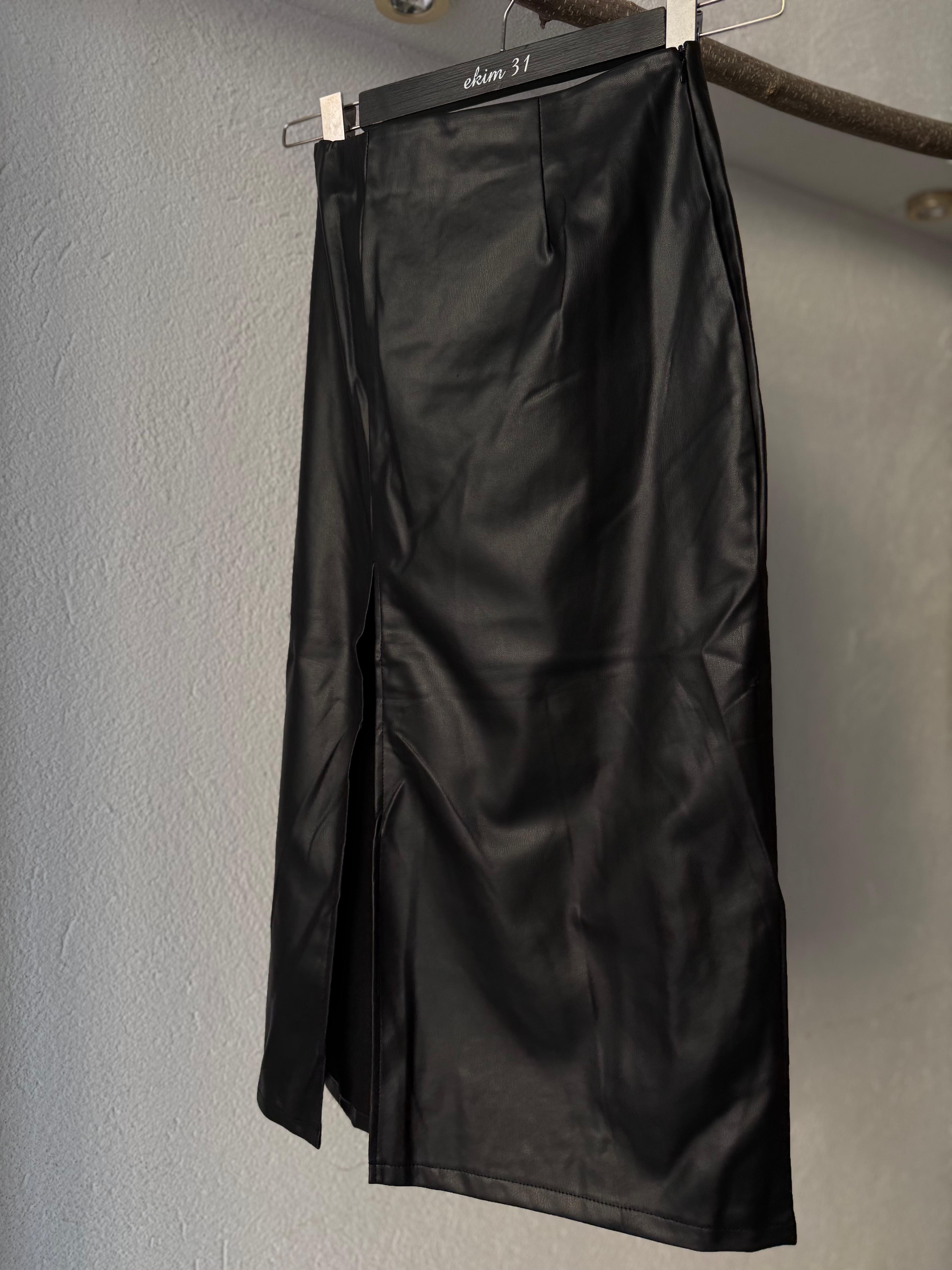 Yırtmaçlı Siyah Deri Etek