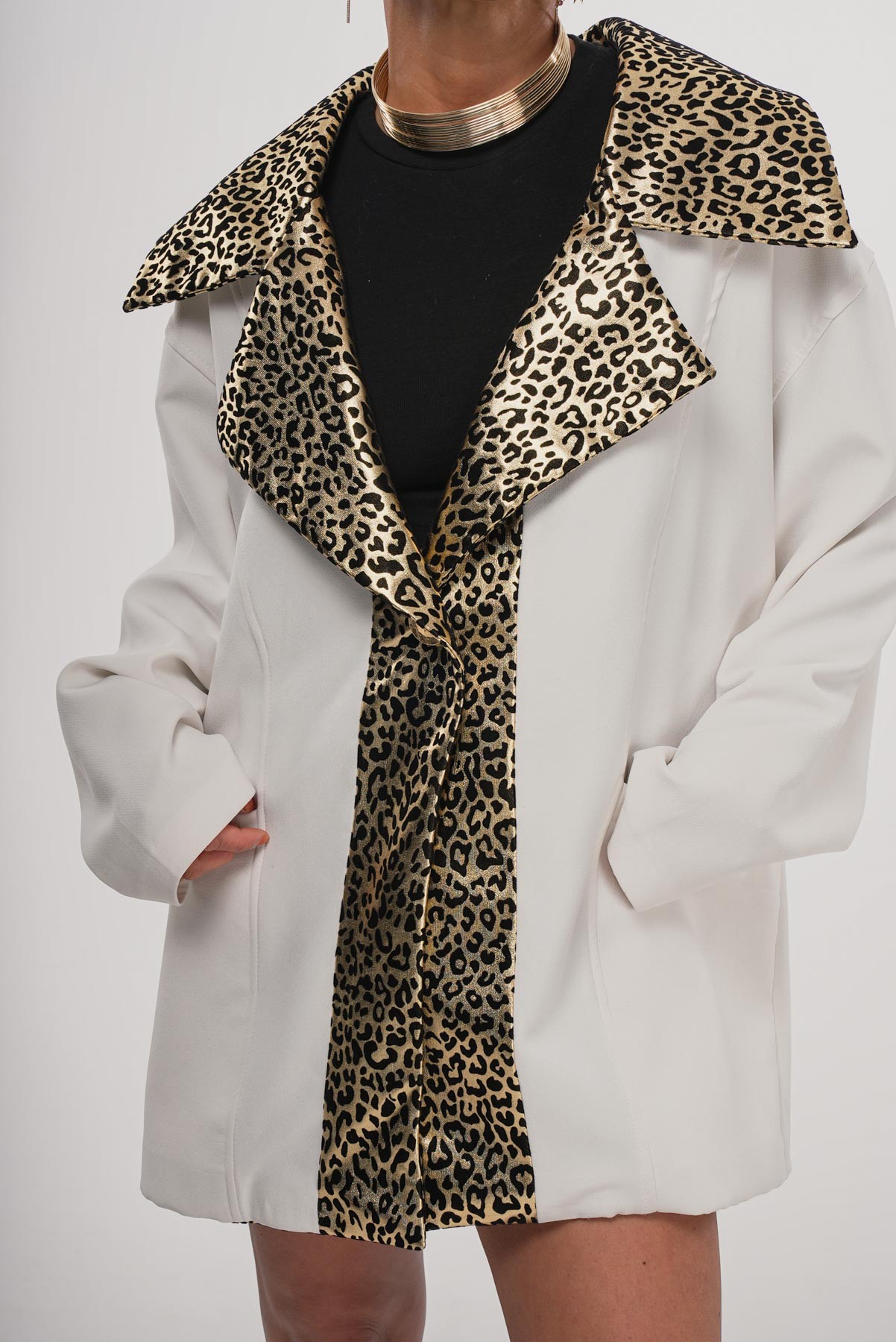Cesur Zarafet | Leopar Detaylı Ekru Ceket