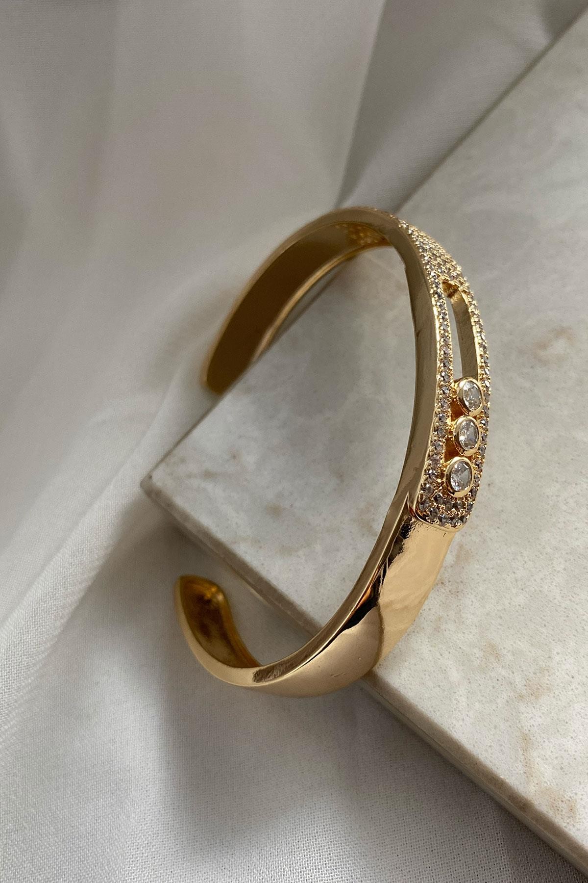 İnce Taşlı Model Gold Detaylı Kelepçe Bileklik