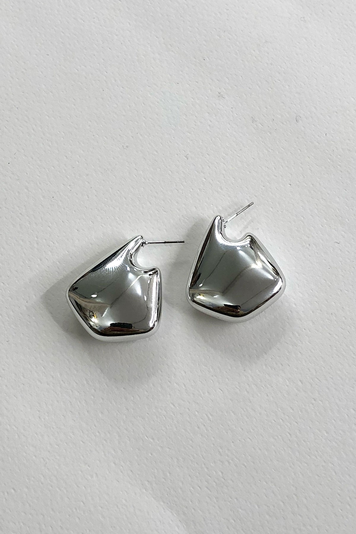 Bombeli Model Silver Detaylı Küpe