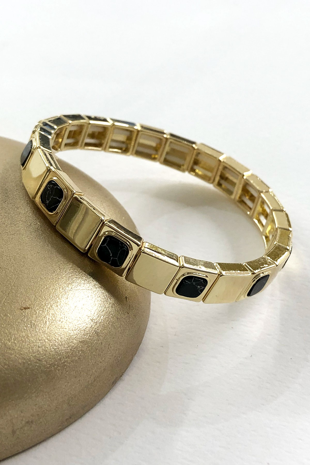 Siyah Kare Taşlı Gold Detaylı Lastikli Bileklik