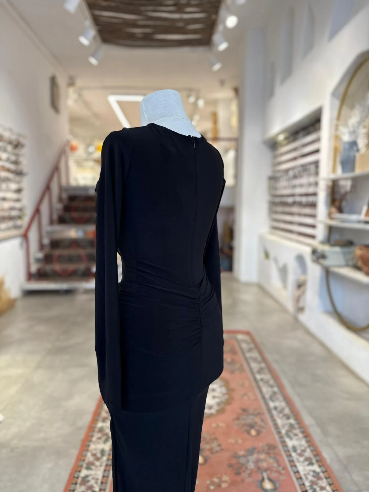 Dekolteli Gold Tokalı Siyah Elbise