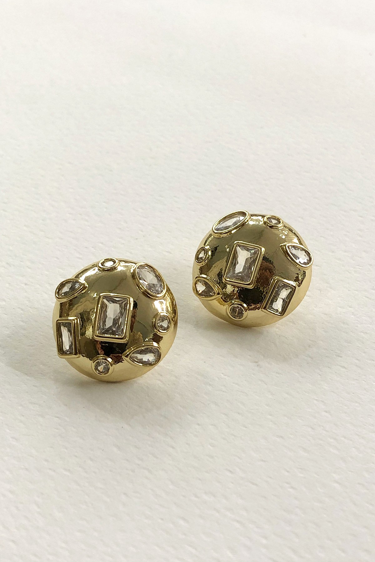 Yuvarlak Model Kare Taşlı Gold Detaylı Küpe