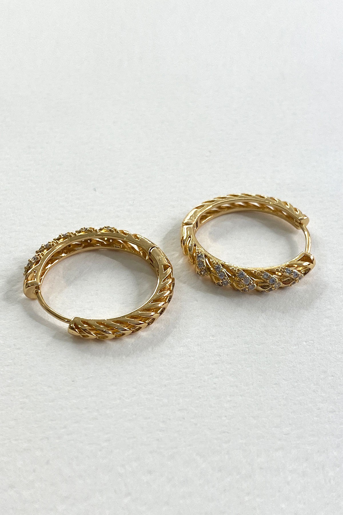 Burgu Taş Gold Detaylı Küpe