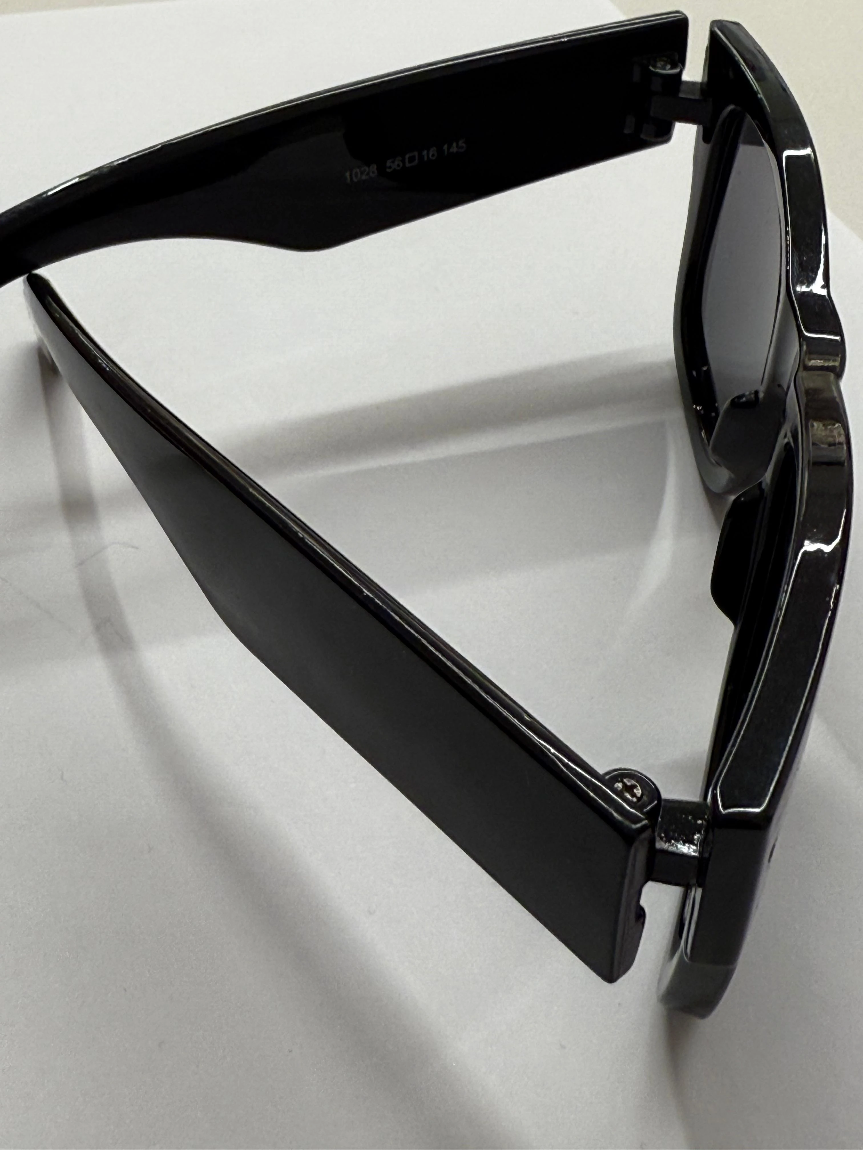 Büyük Çerçeveli Siyah Gözlük