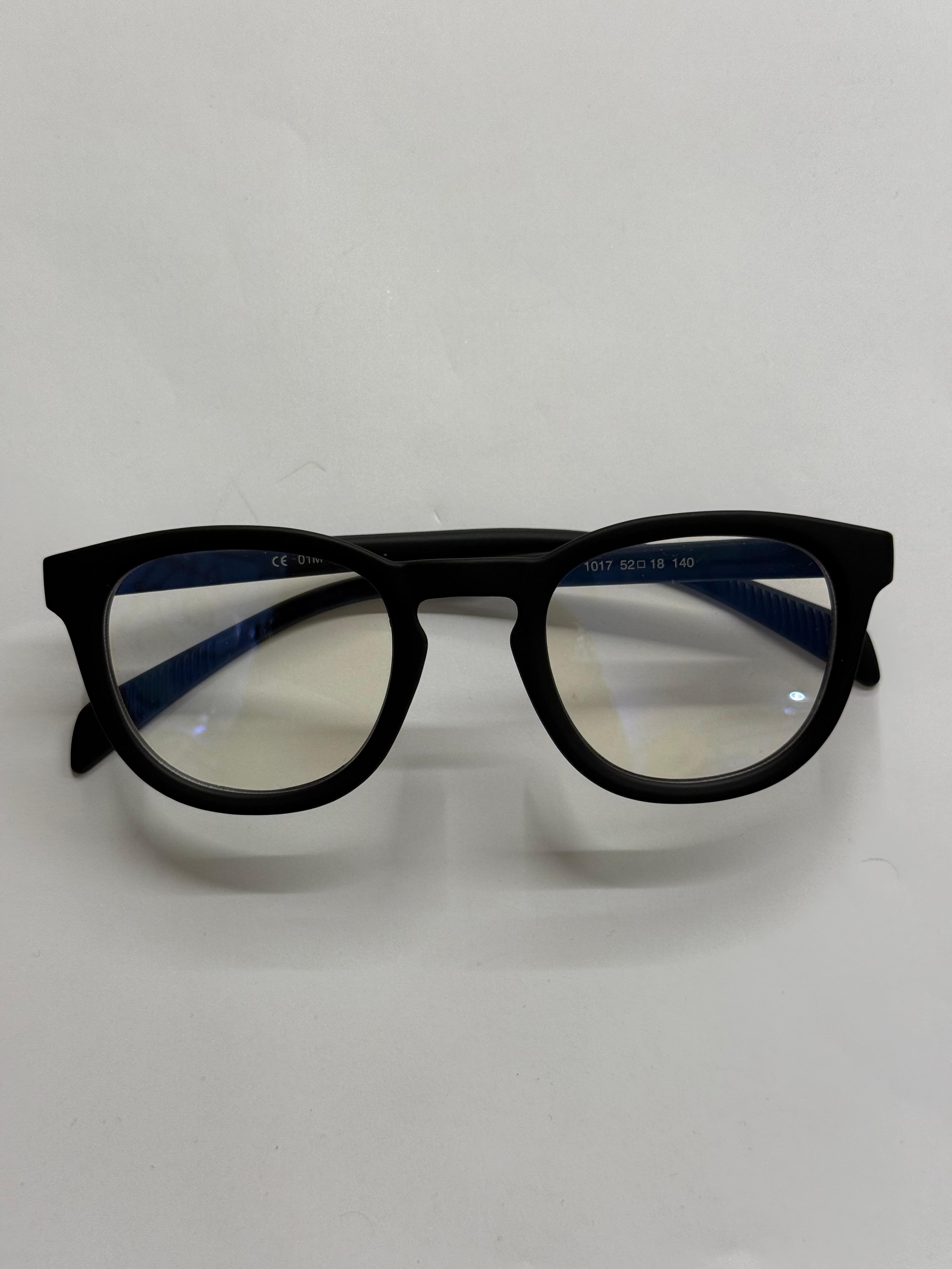 Siyah Çerçeveli Şeffaf Camlı Gözlük