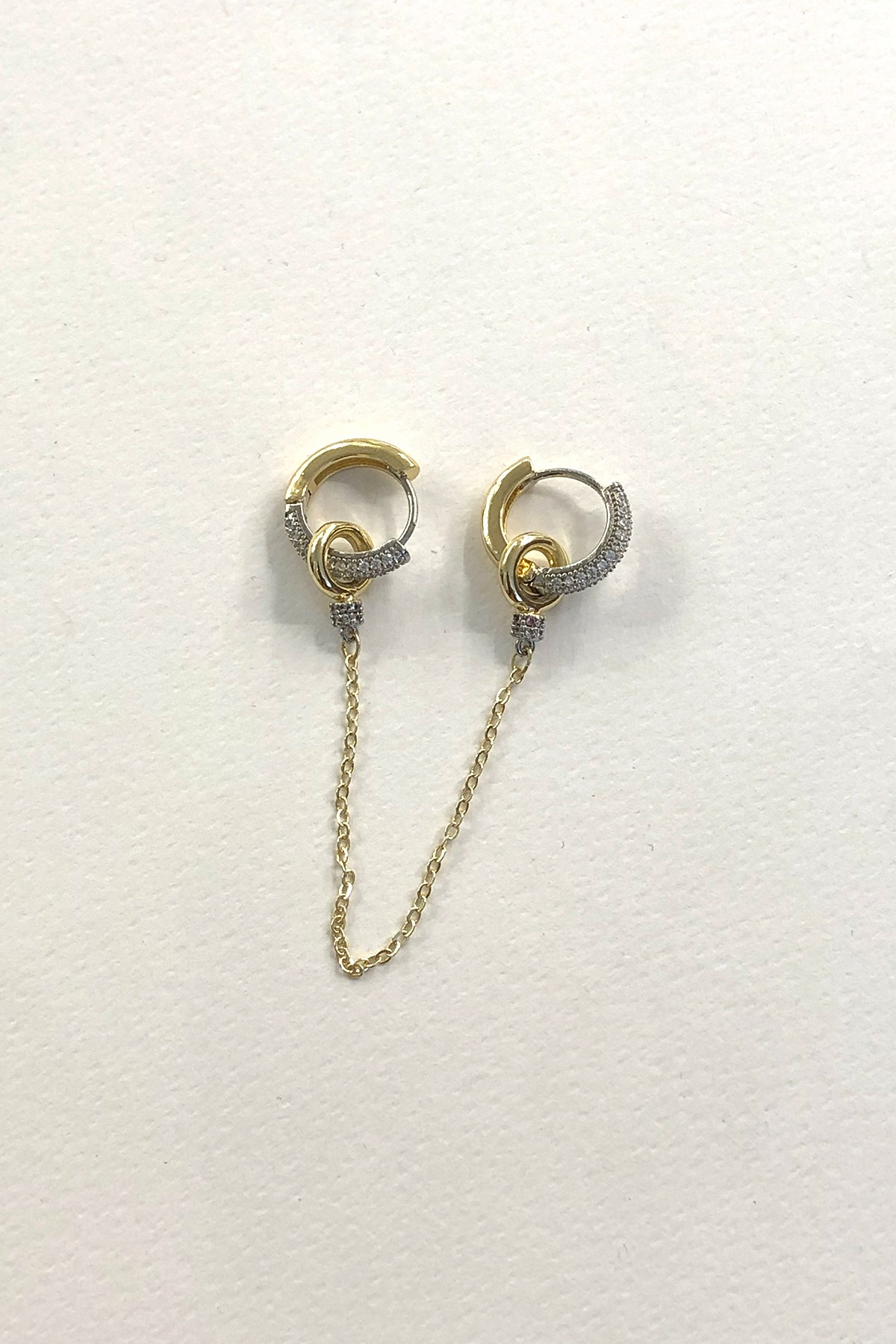 Halka Taşlı Model Zincir Detaylı Gold Küpe