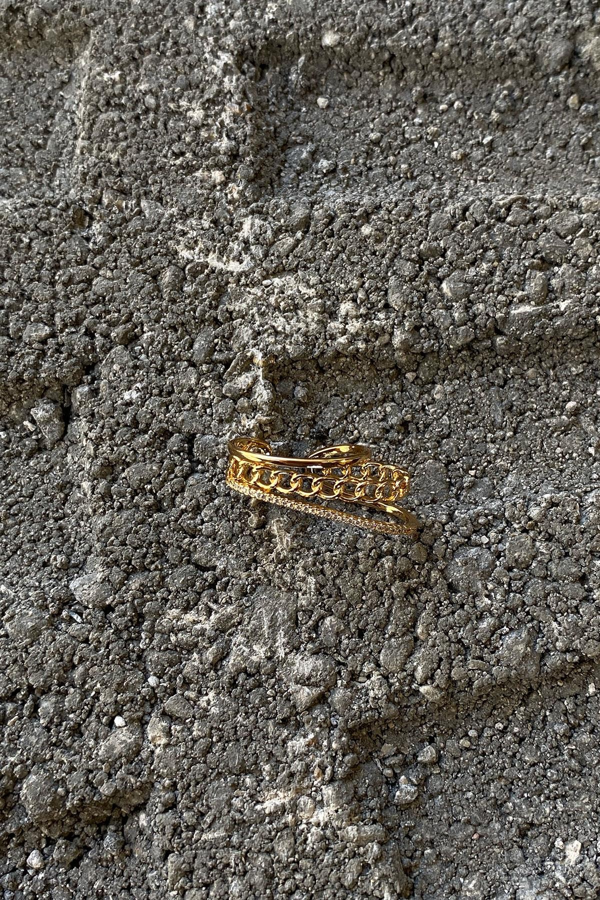 Taşlı Zincir Model Gold Detaylı Kıkırdak Küpe
