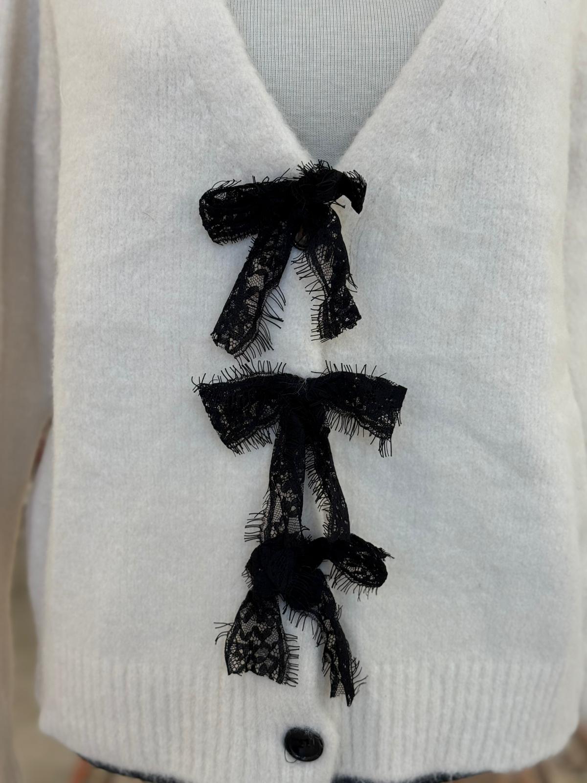 Fiyonklu Ekru Hırka