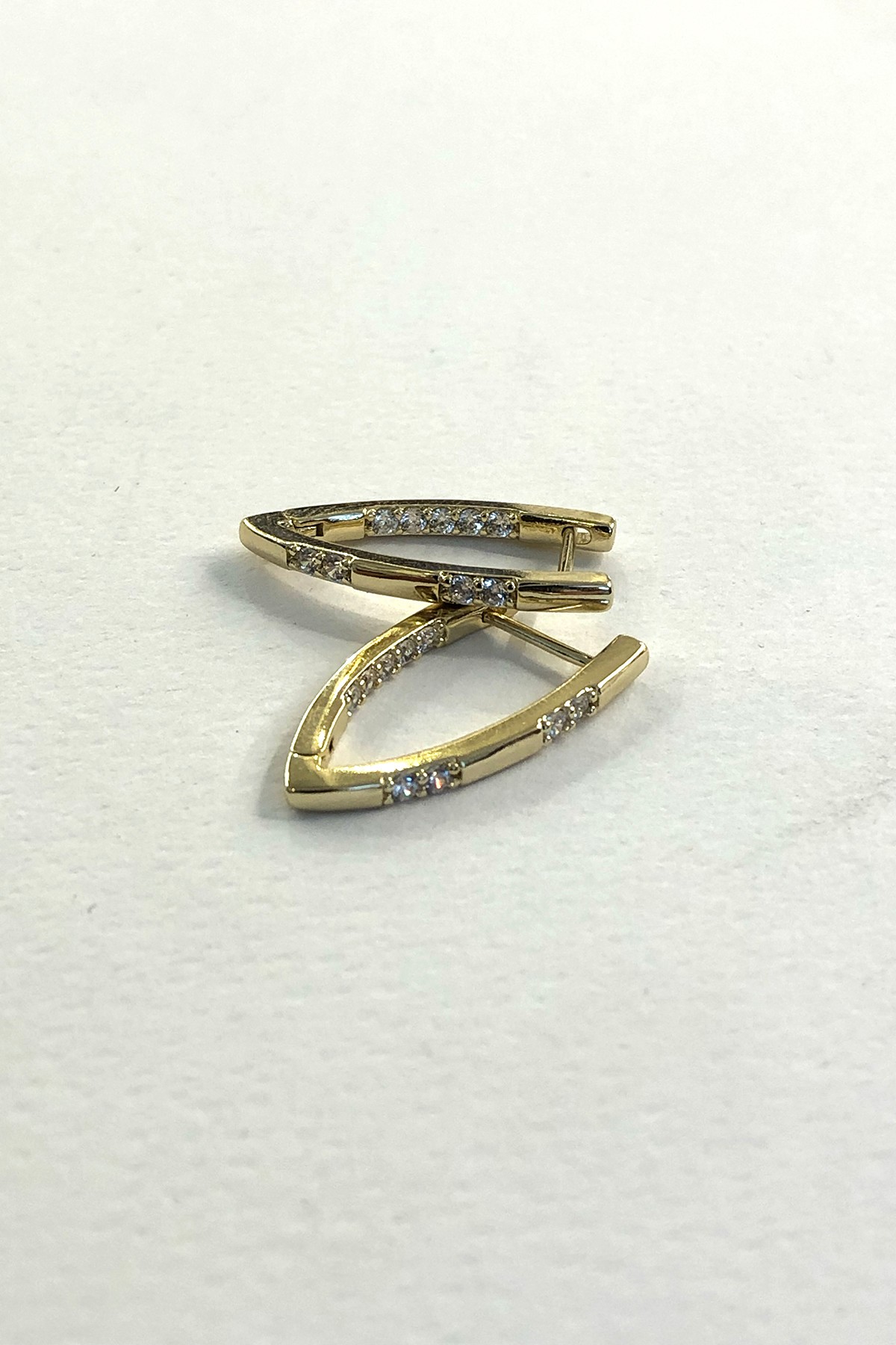 Üçgen Taşlı Model Gold Detaylı Küpe