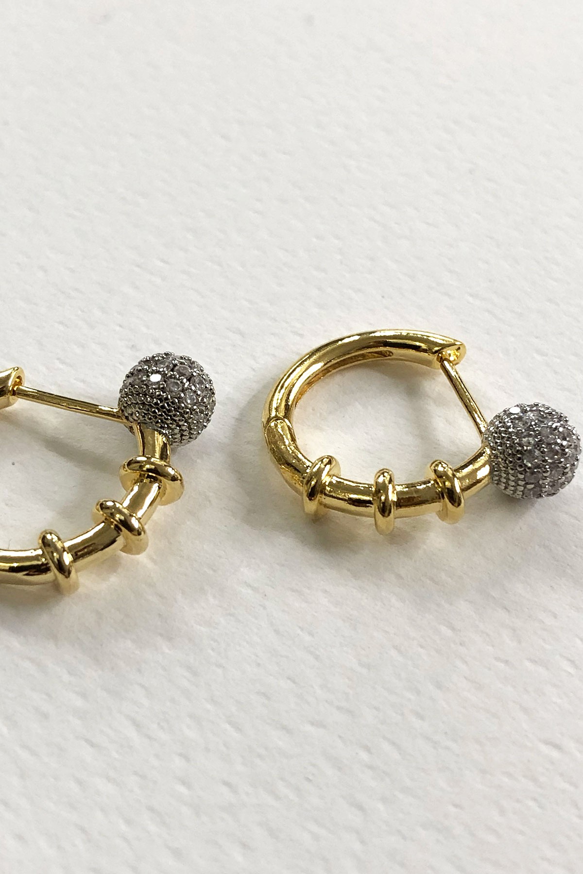 Beyaz Taşlı Gold Detaylı Mini Halka Küpe