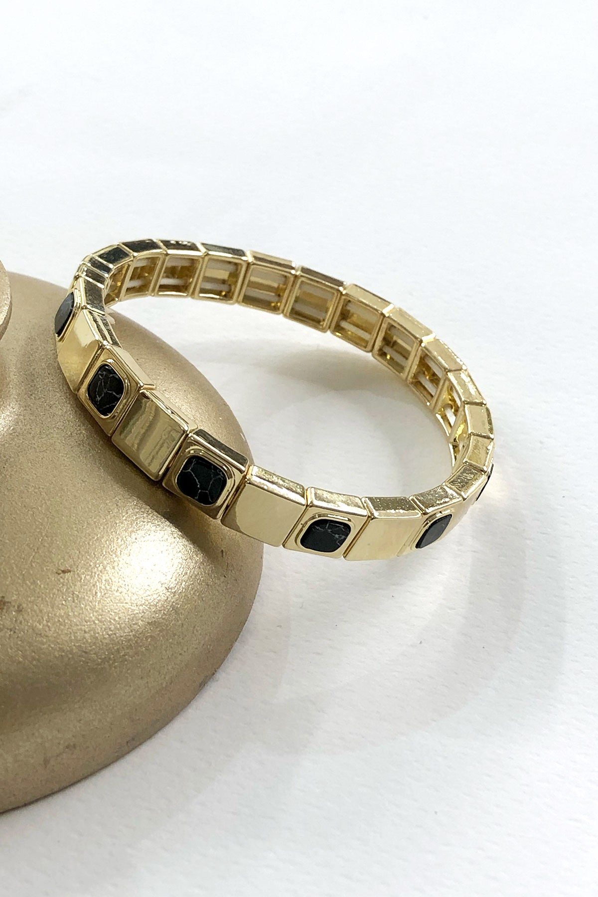 Siyah Kare Taşlı Gold Detaylı Lastikli Bileklik