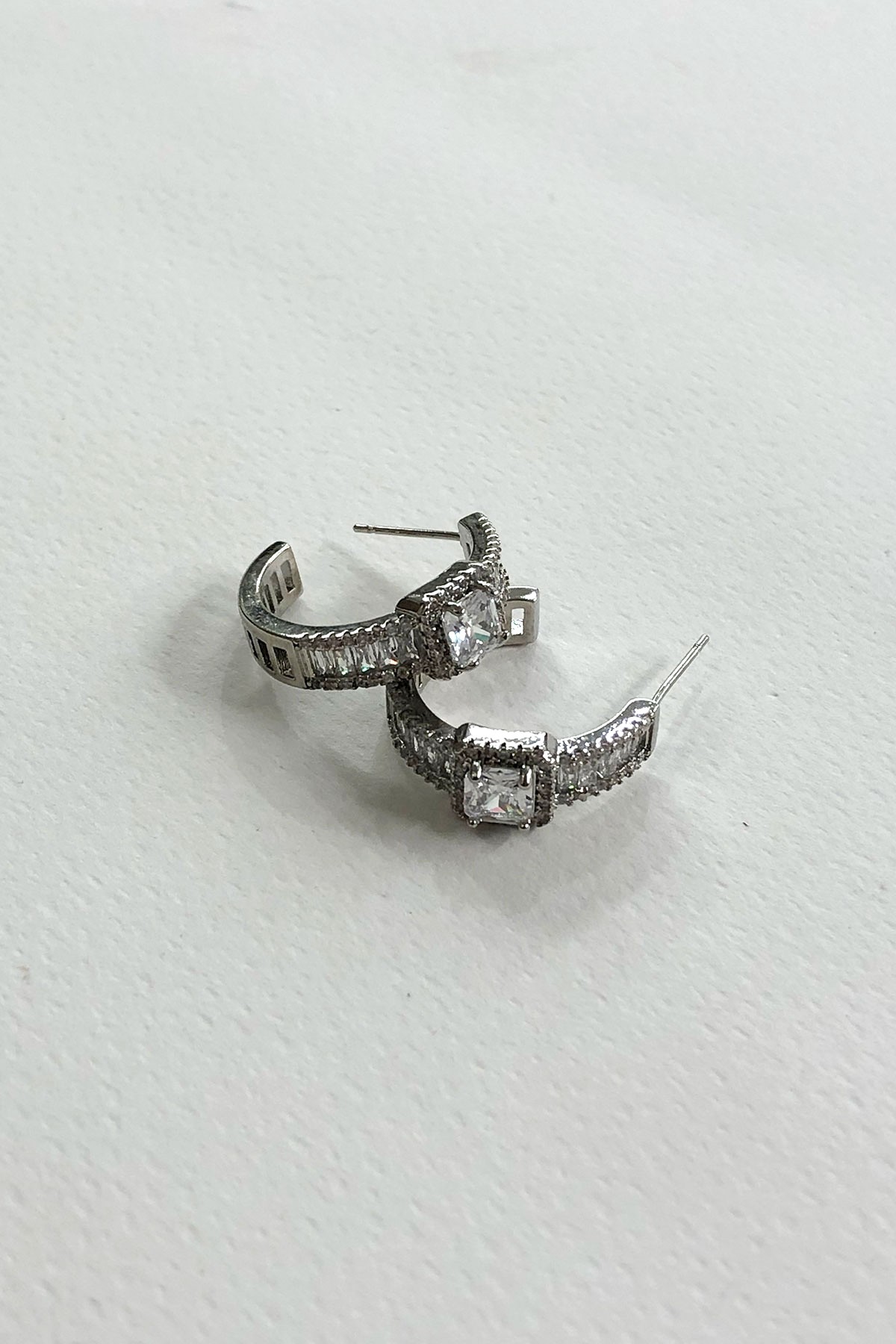 Zirkon Taş Model Silver Detaylı Küpe