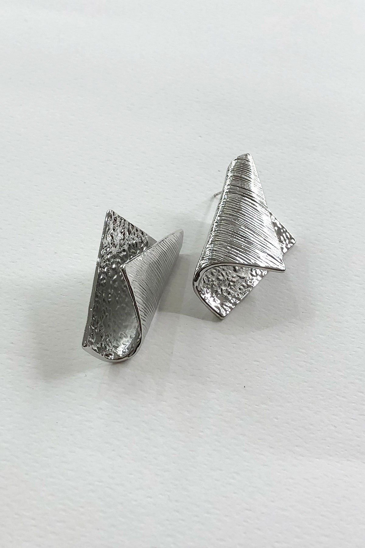 Katlamalı Model Silver Detaylı Küpe