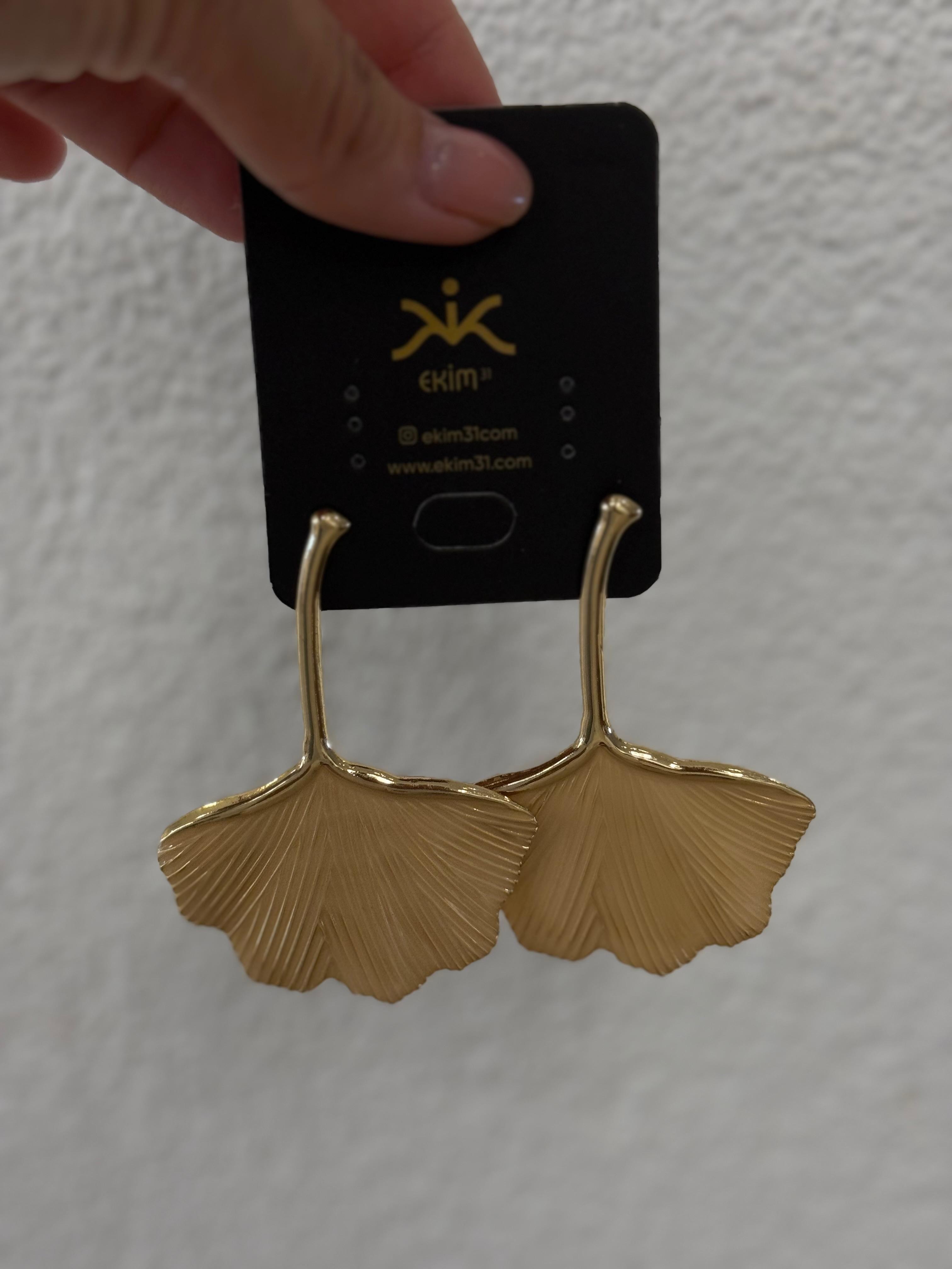 Pudra Renk Yaprak Görünümlü Sallantılı Küpe