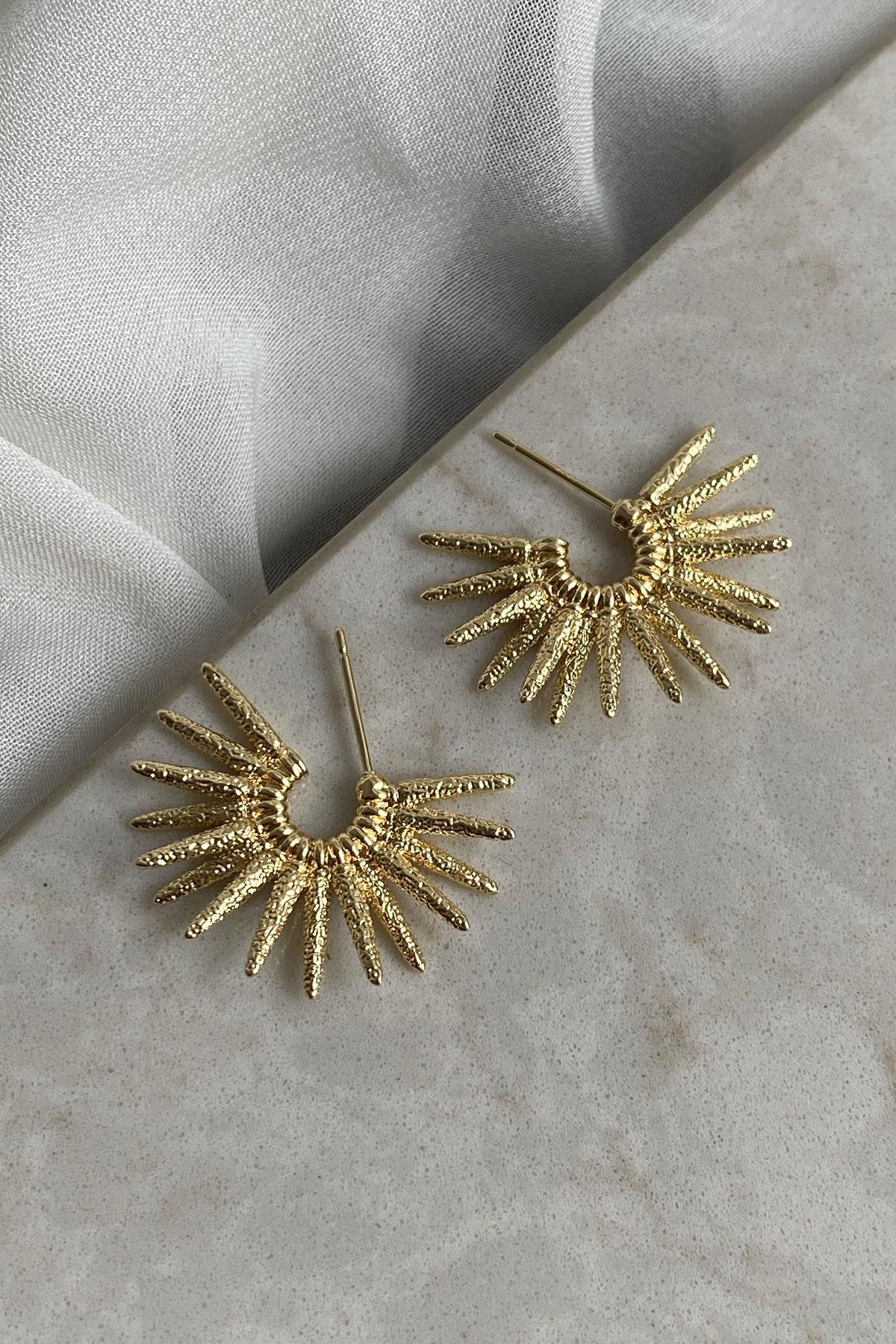 Güneş Görünümlü Model Gold Detaylı Küpe