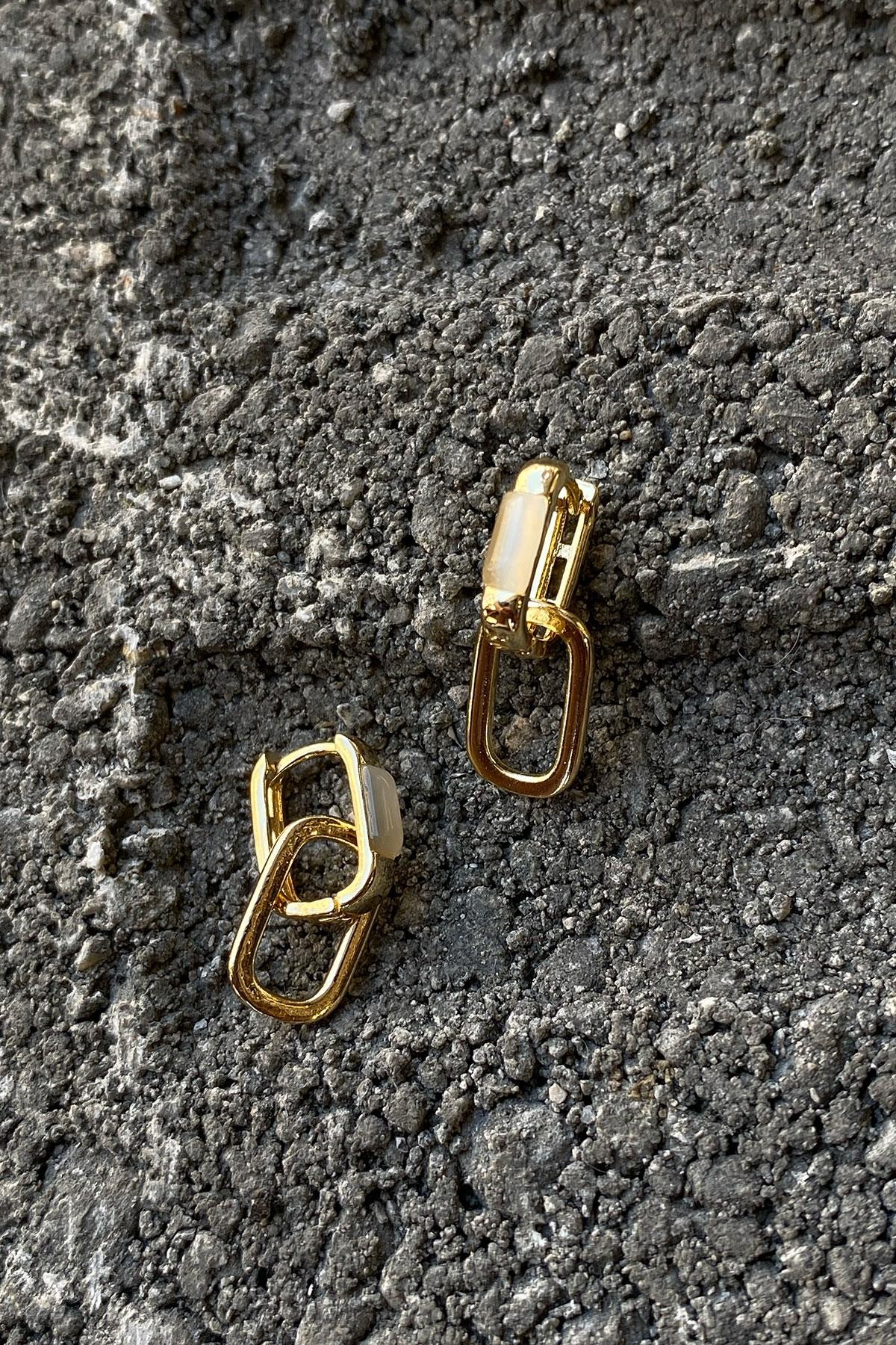 Birbirinden Geçmeli Model Sedef Gold Detaylı Küpe