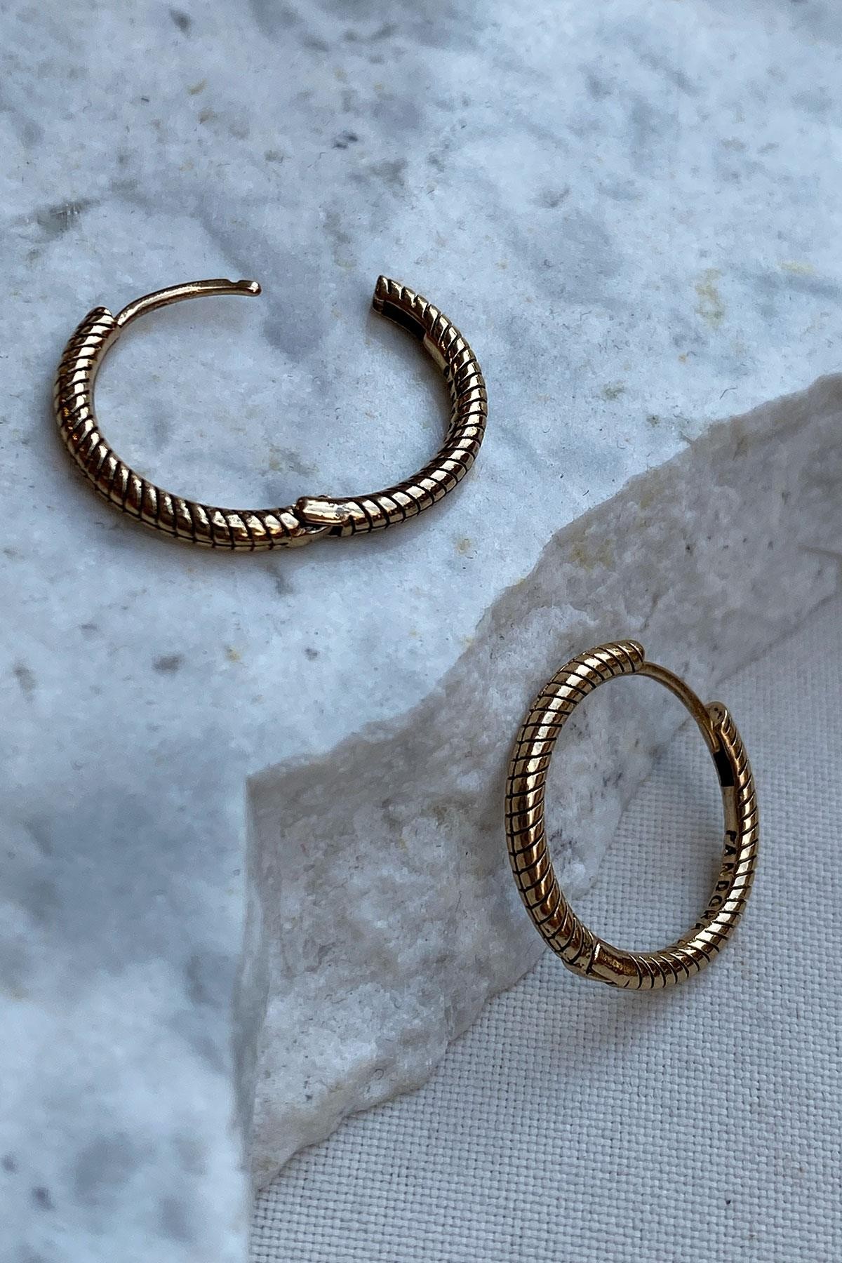 İnce Desen Model Gold Detaylı Halka Küpe