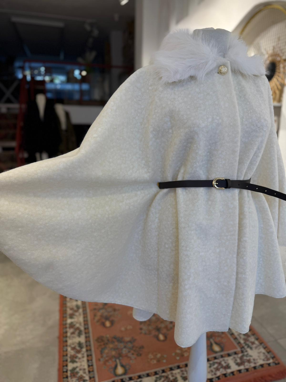 Yakası Kürklü Ekru Pelerin