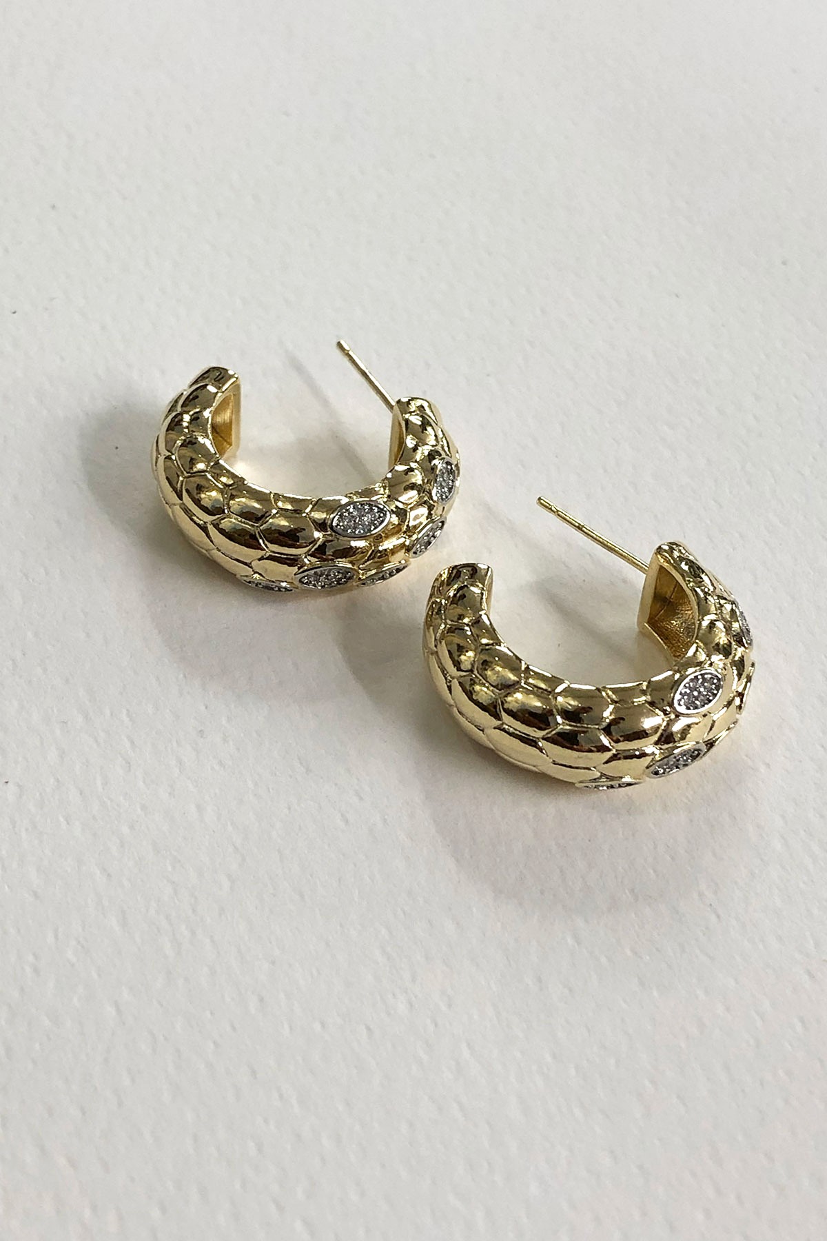 Desenli Taşlı Gold Küpe