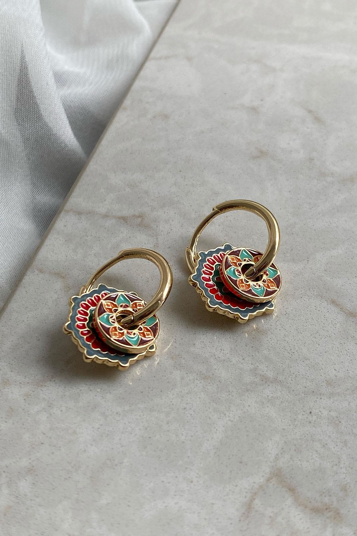 Renkli Yuvarlak Model Gold Detaylı Çelik Halka Küpe