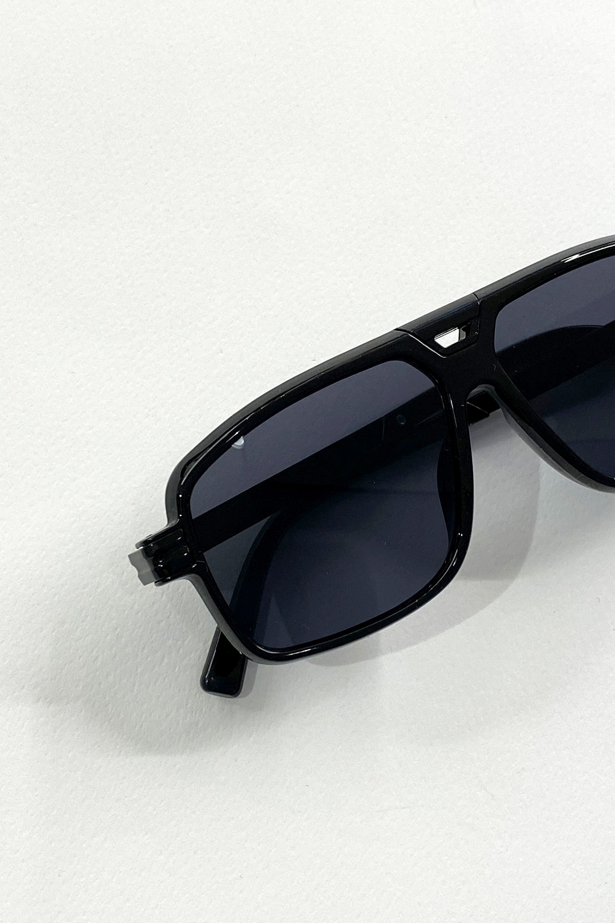 Siyah Model Detaylı Siyah Cam Gözlük