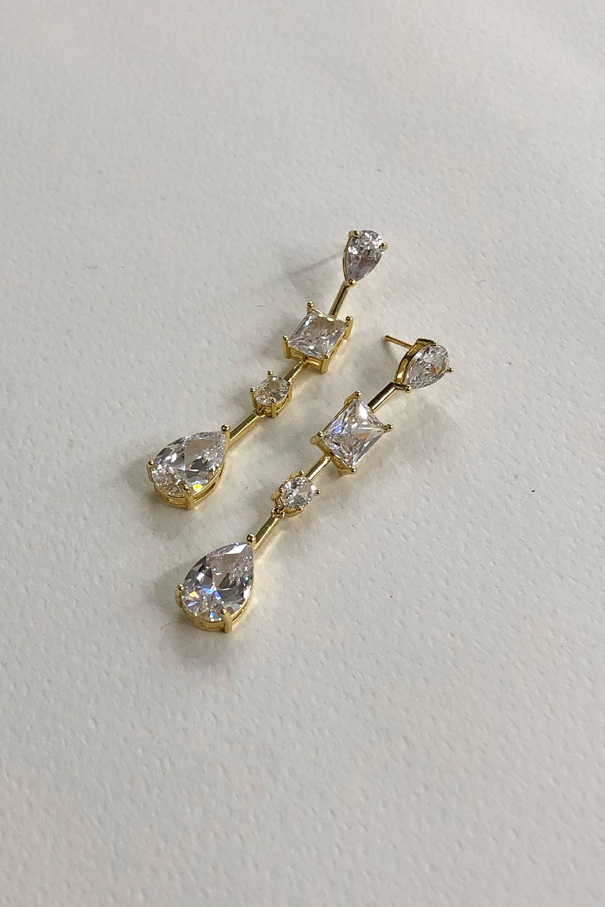 Kare Damla Model Gold Detaylı Küpe